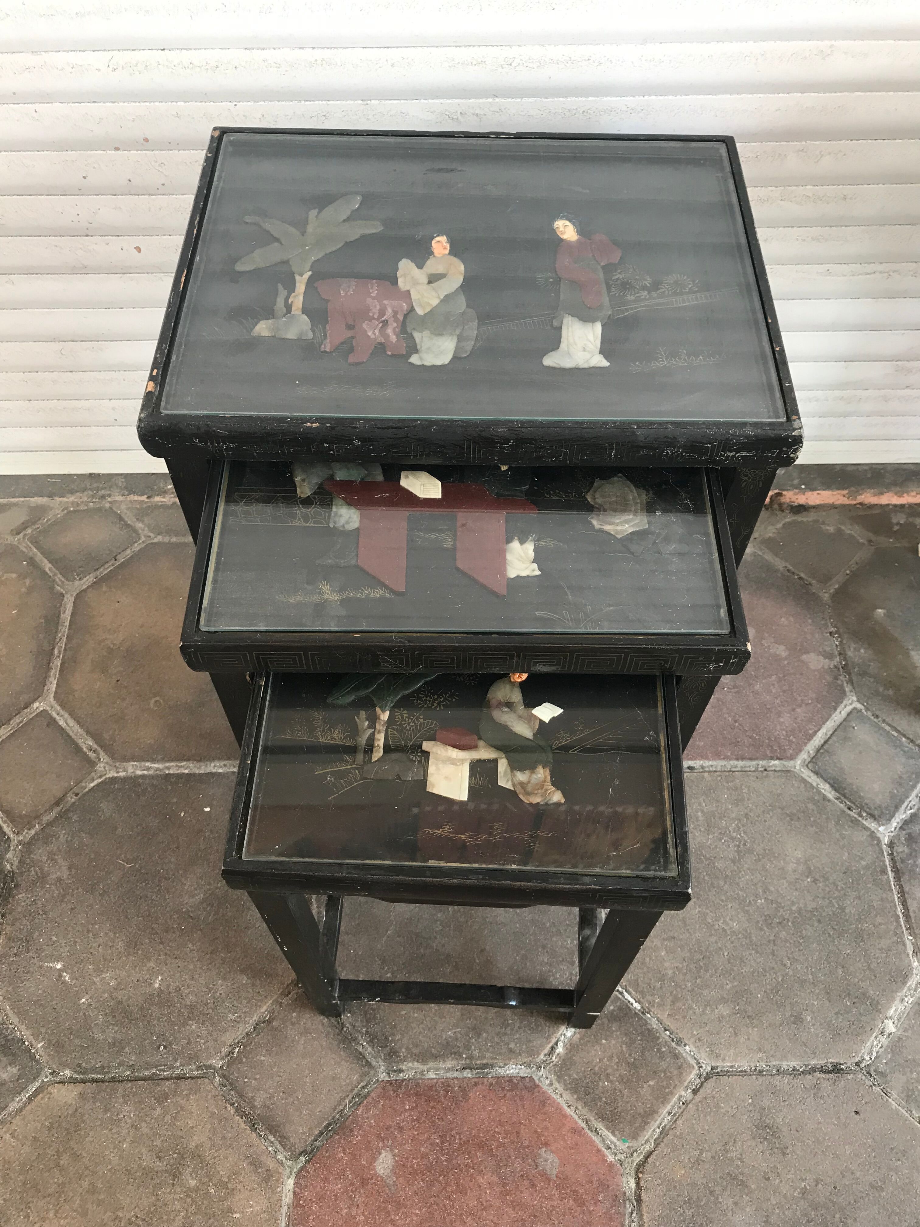 Tables gigognes chinoises en bois laqué incrustations de pierres dures années 60