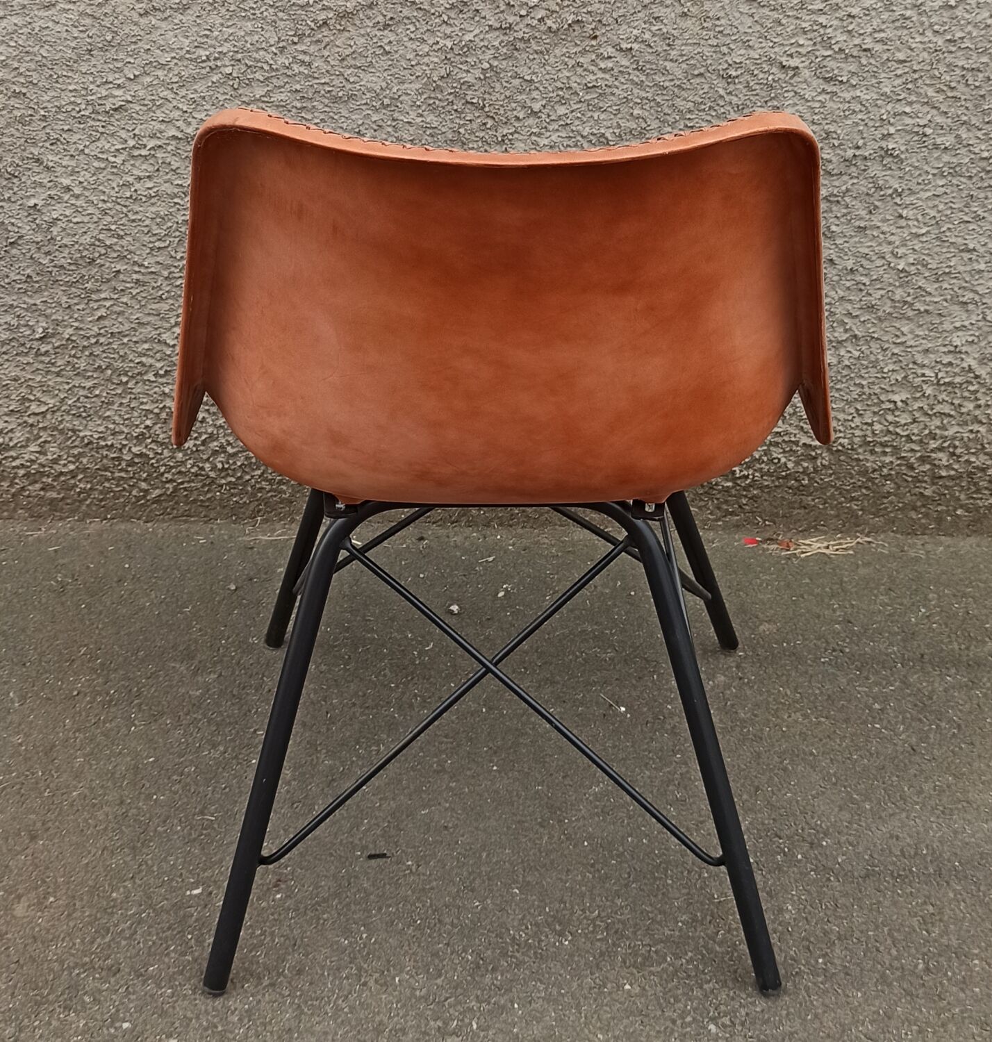 Set of 6 leather chairs with black metal frame