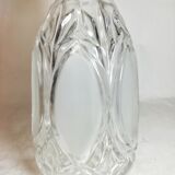 Bouteille en verre sculpté