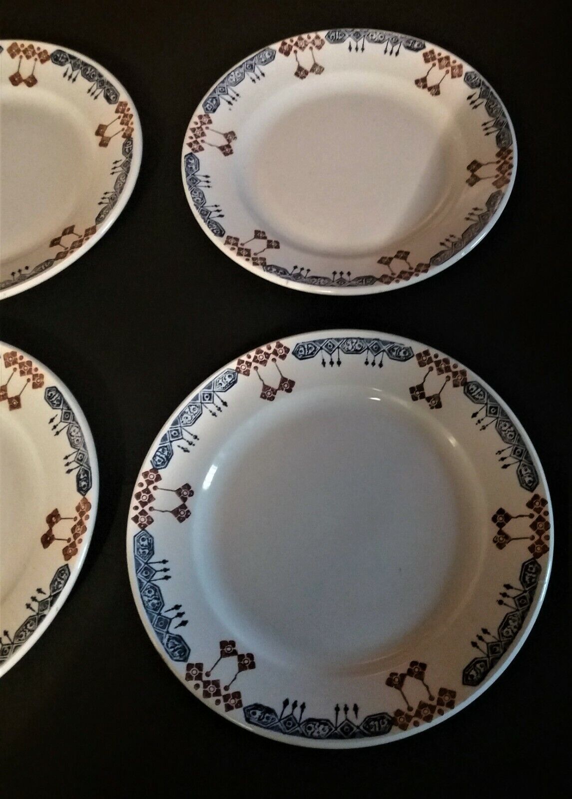 Série de six assiettes plates en faïence BV céramique Sud Est