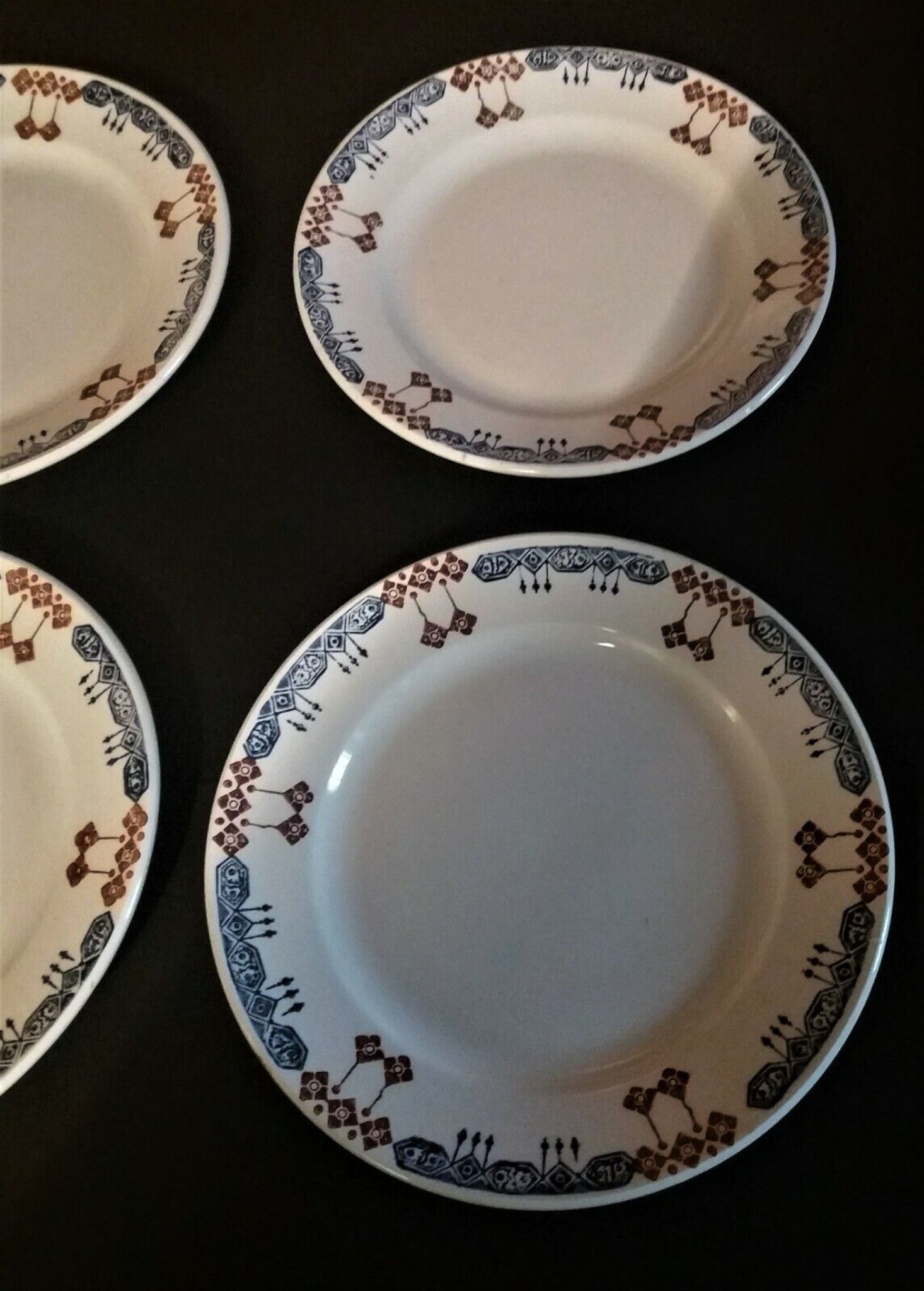 Série de six assiettes plates en faïence BV céramique Sud Est