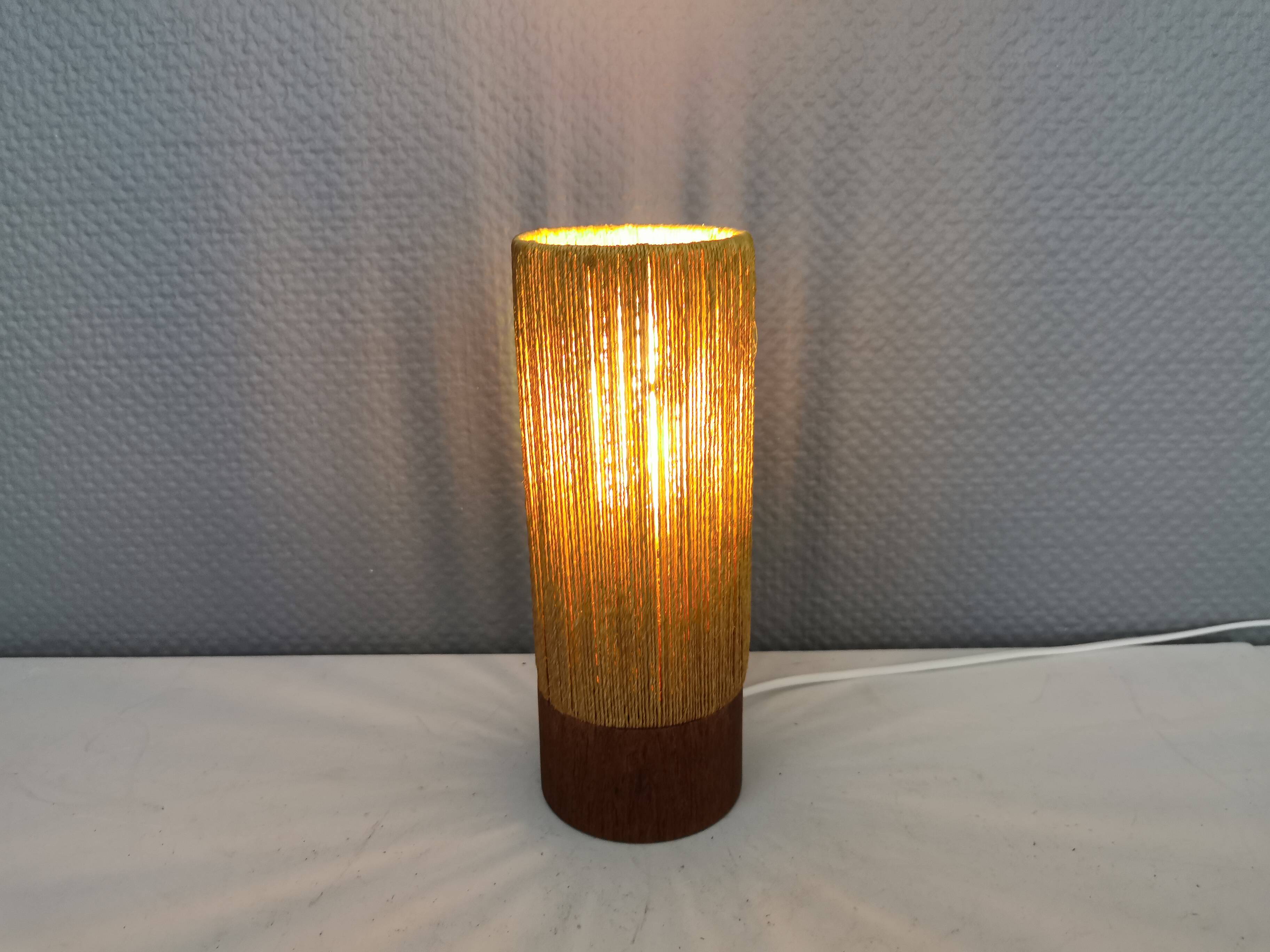 Beautiful cylindrical table lamp in wood and sisal, estimated 1960s-1970s
