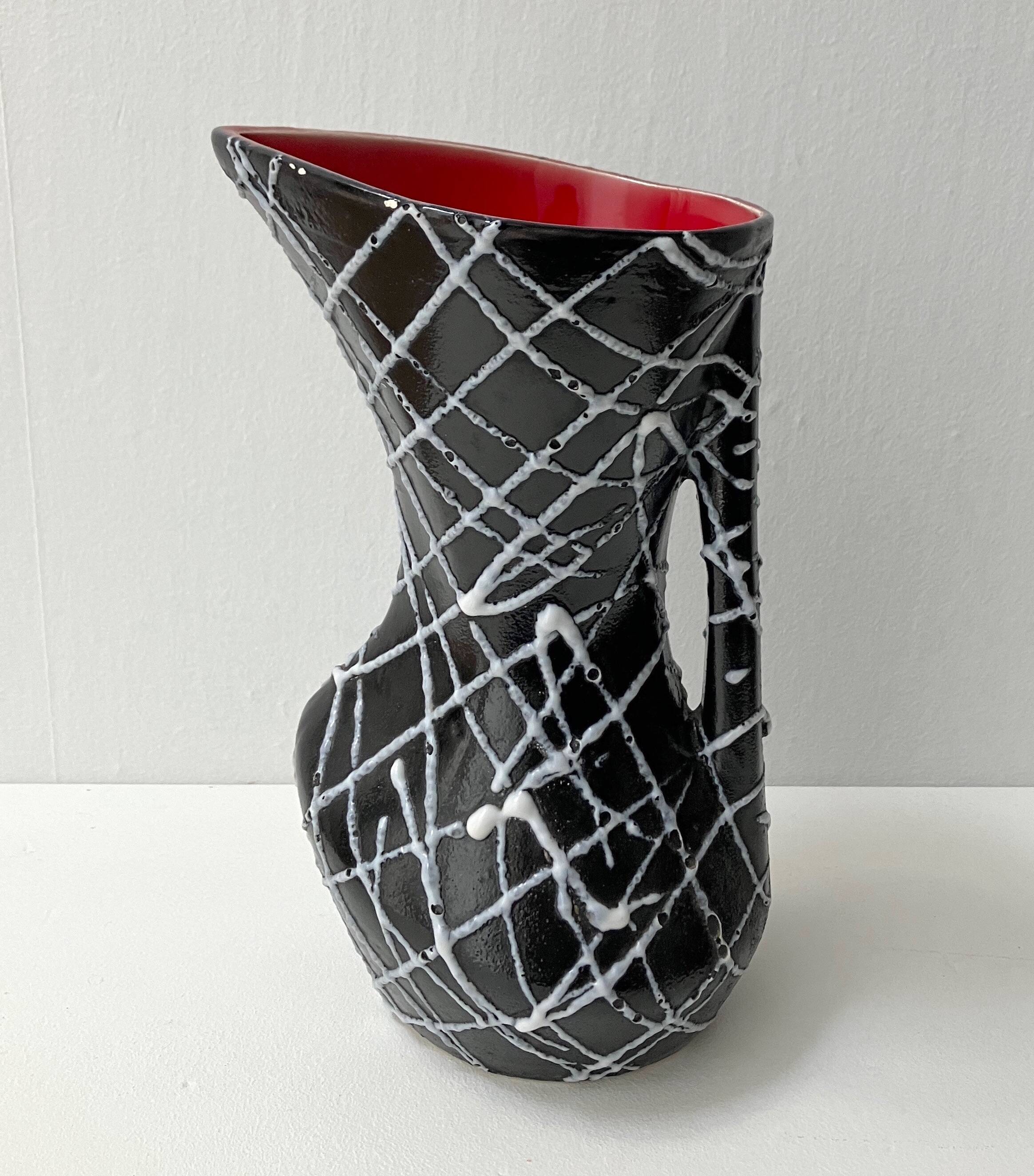 Vase spaghetti forme libre en céramique rouge et noir, Vallauris années 50