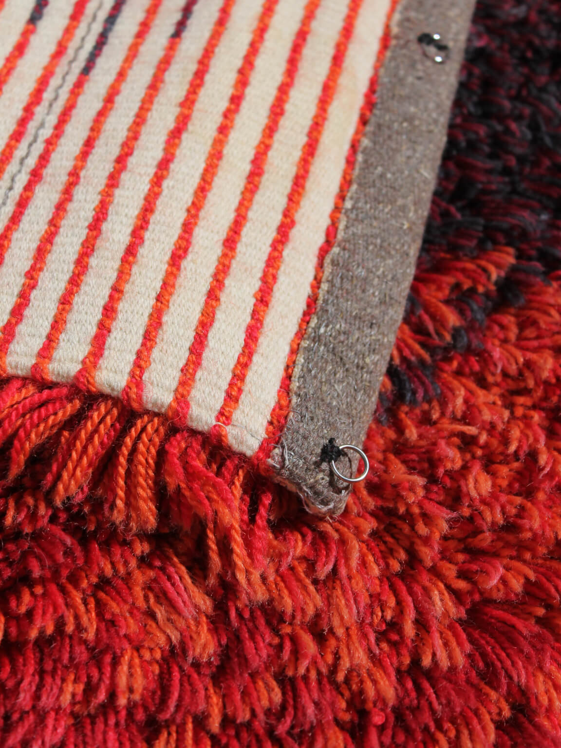 Tapis en laine à poils noués abstrait suédois, 78x130cm