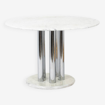 Table ronde en marbre et métal chromé. Années 1970.