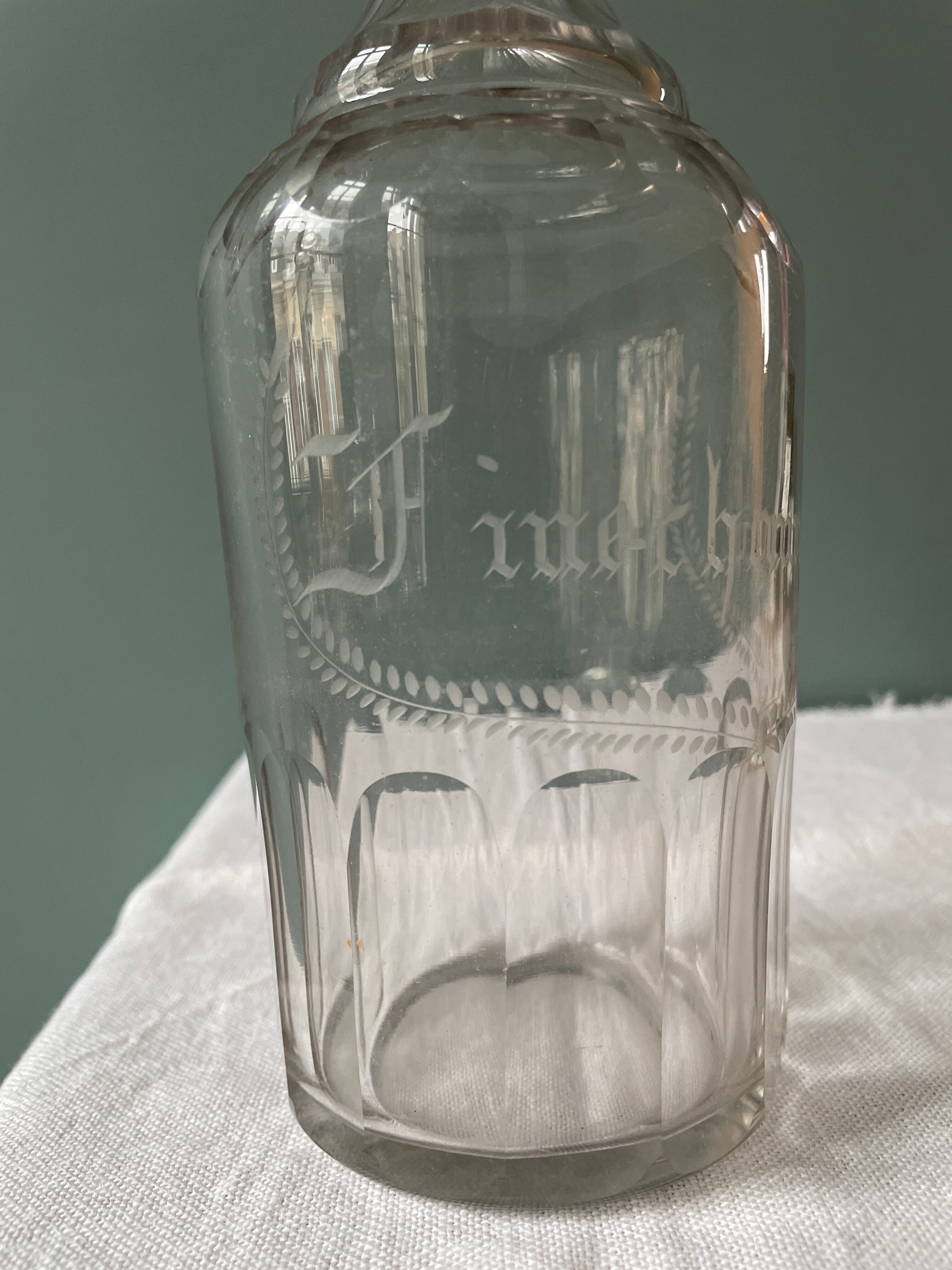 Old decanter nineteenth "Fine-Champagne" in blown glass
