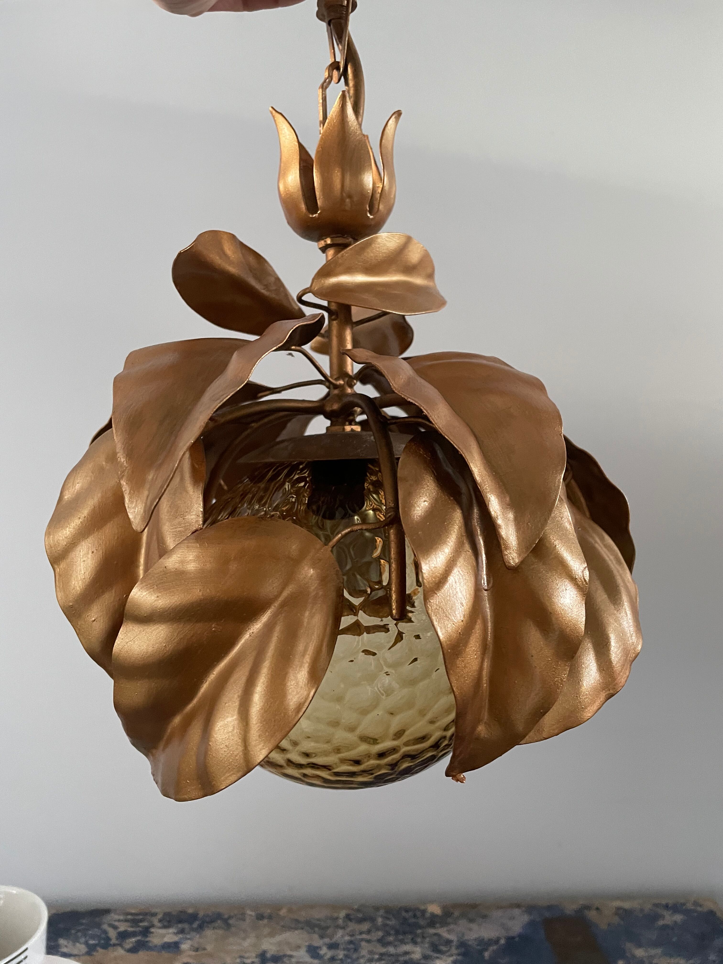 Suspension flowers golden leaves with glass globe