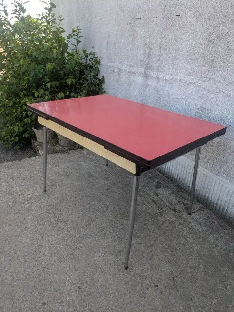 Table en formica rouge