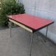 Table en formica rouge