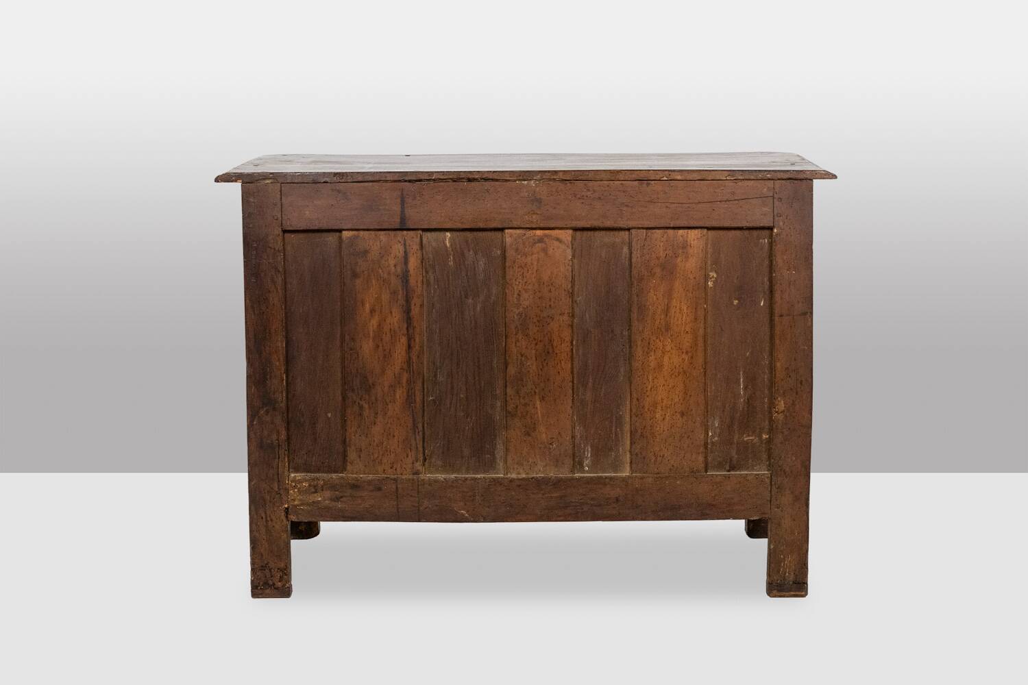 Parisian chest of drawers with 5 drawers, made of solid walnut, from the Louis XIV period.