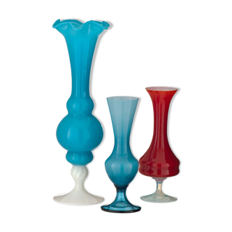 Set de 3 vases et opalines bleues et rouge vintage 1970