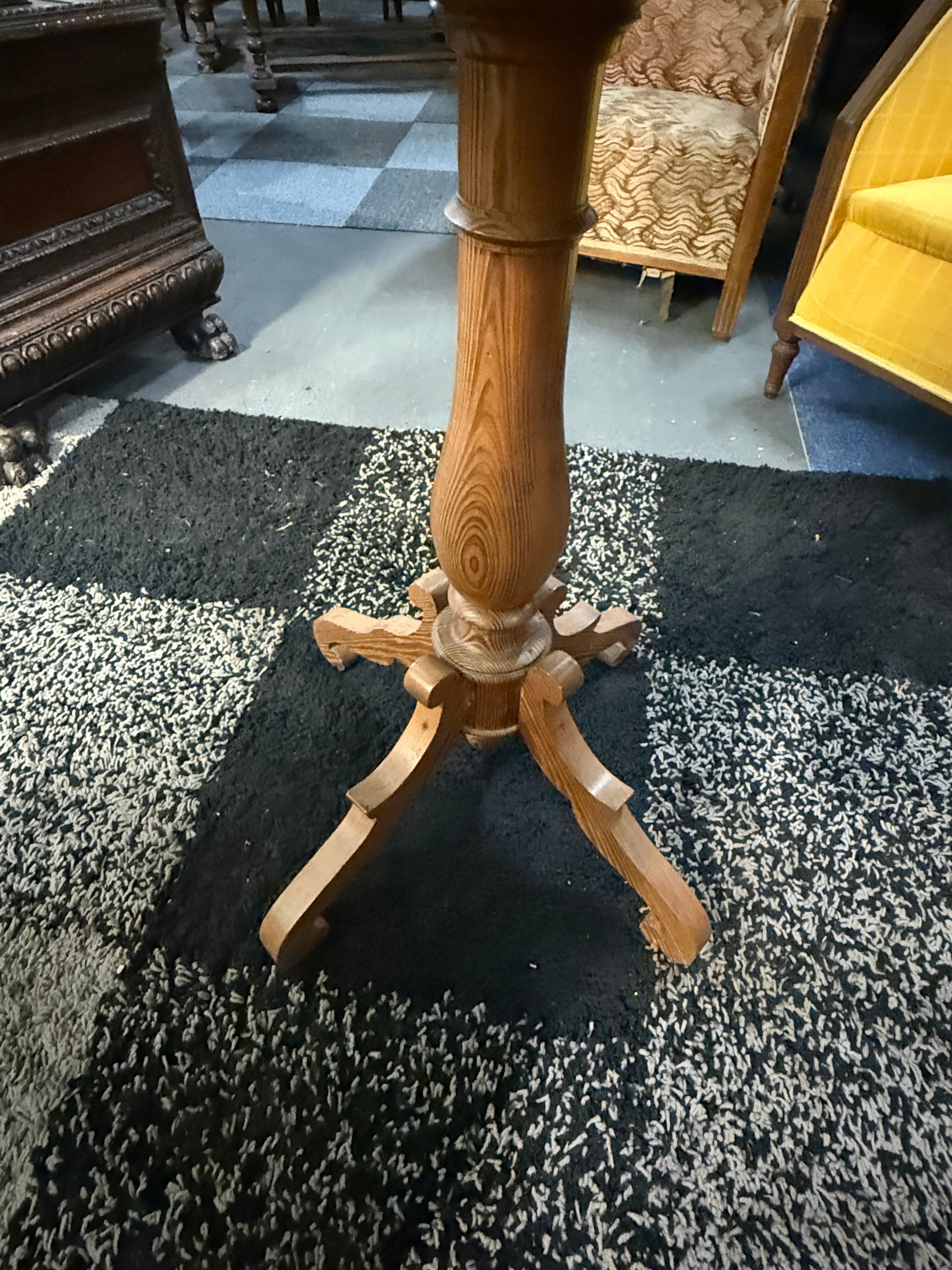Side table in veneer