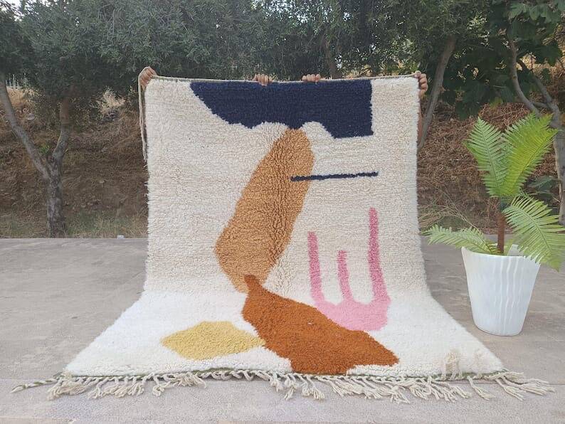 Traditional handwoven Beni Ourain Berber rug, size 150 x 250 cm.