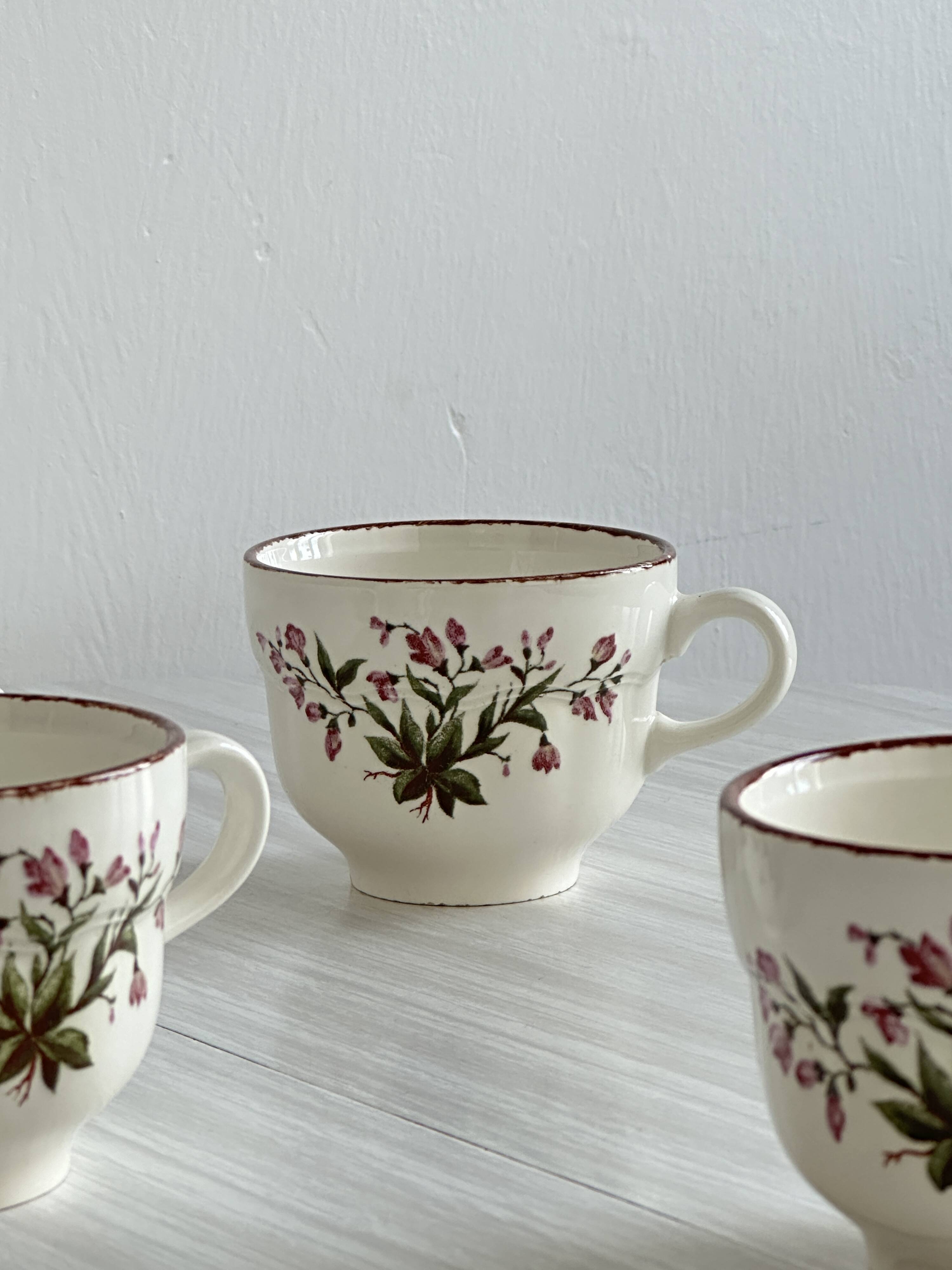 Tasses à café florales Pagnossin en faïence, Trévise, Italie.