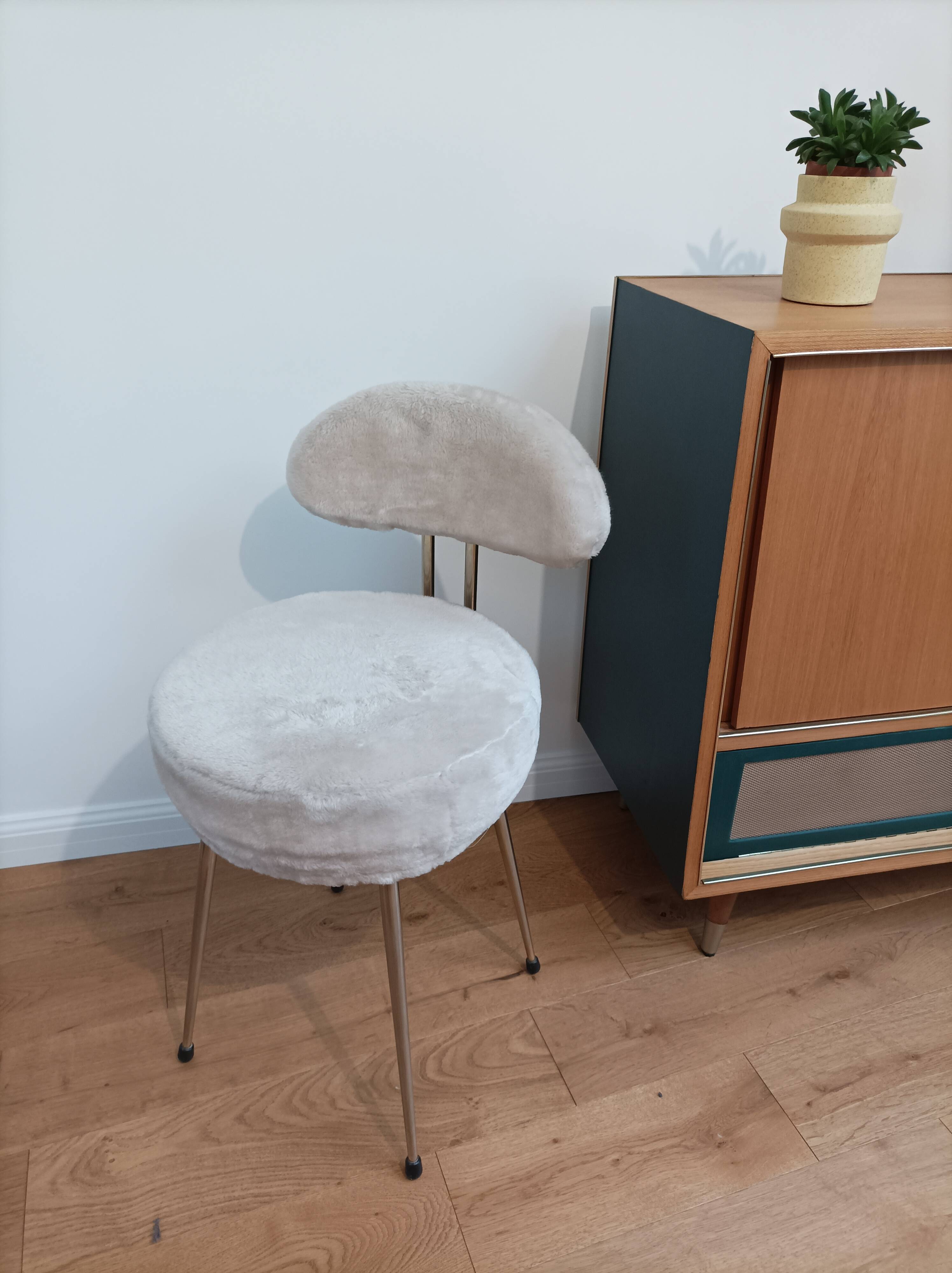Vintage 1960s/70s Pelfran style chair – White faux fur & Metal
