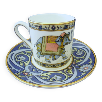 Tasse et sa sous-tasse en porcelaine.