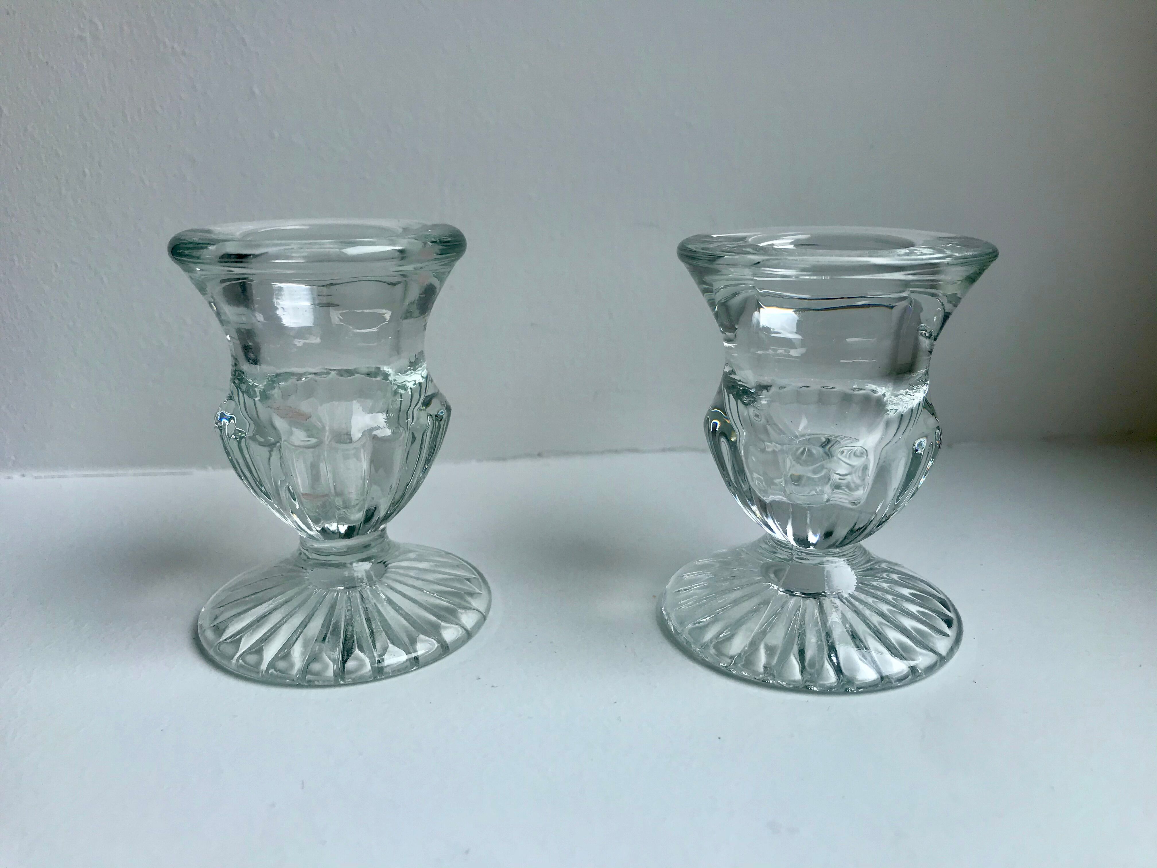 Paire de bougeoirs en verre moulé années 50-60