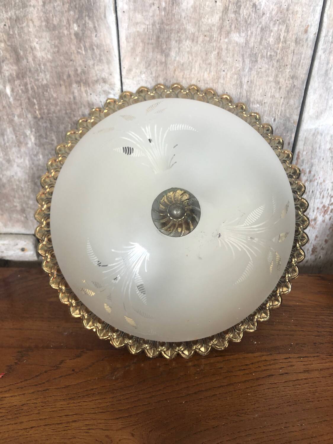 Old engraved glass ceiling light + vintage gold metal contour
