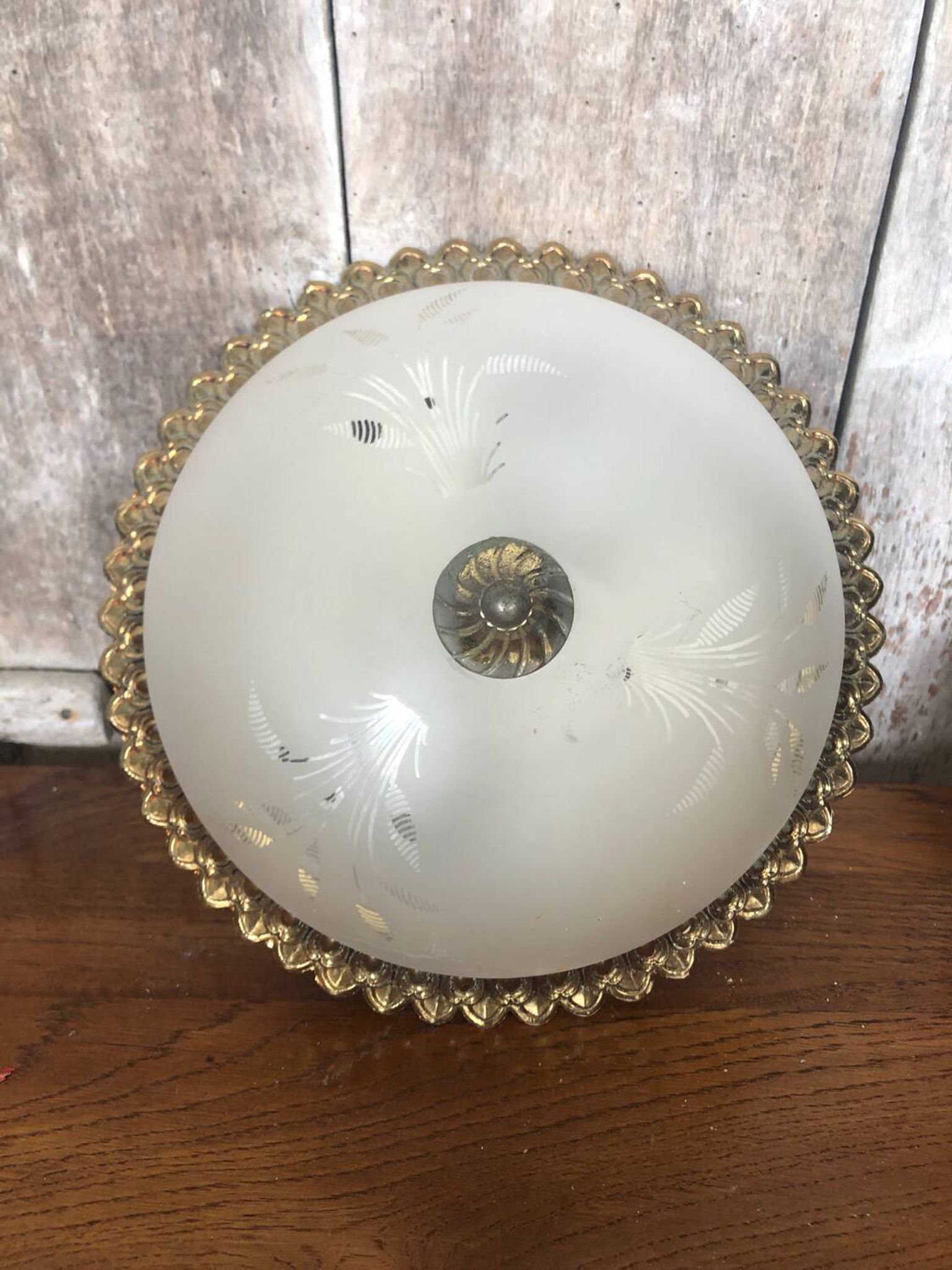 Old engraved glass ceiling light + vintage gold metal contour