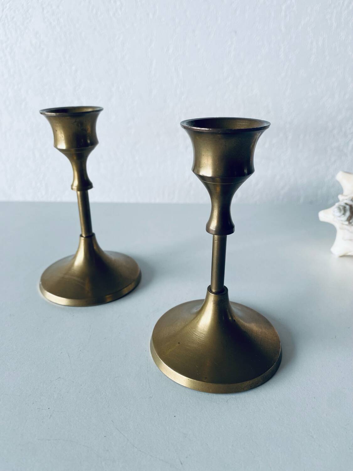 Paire de bougeoirs en laiton doré