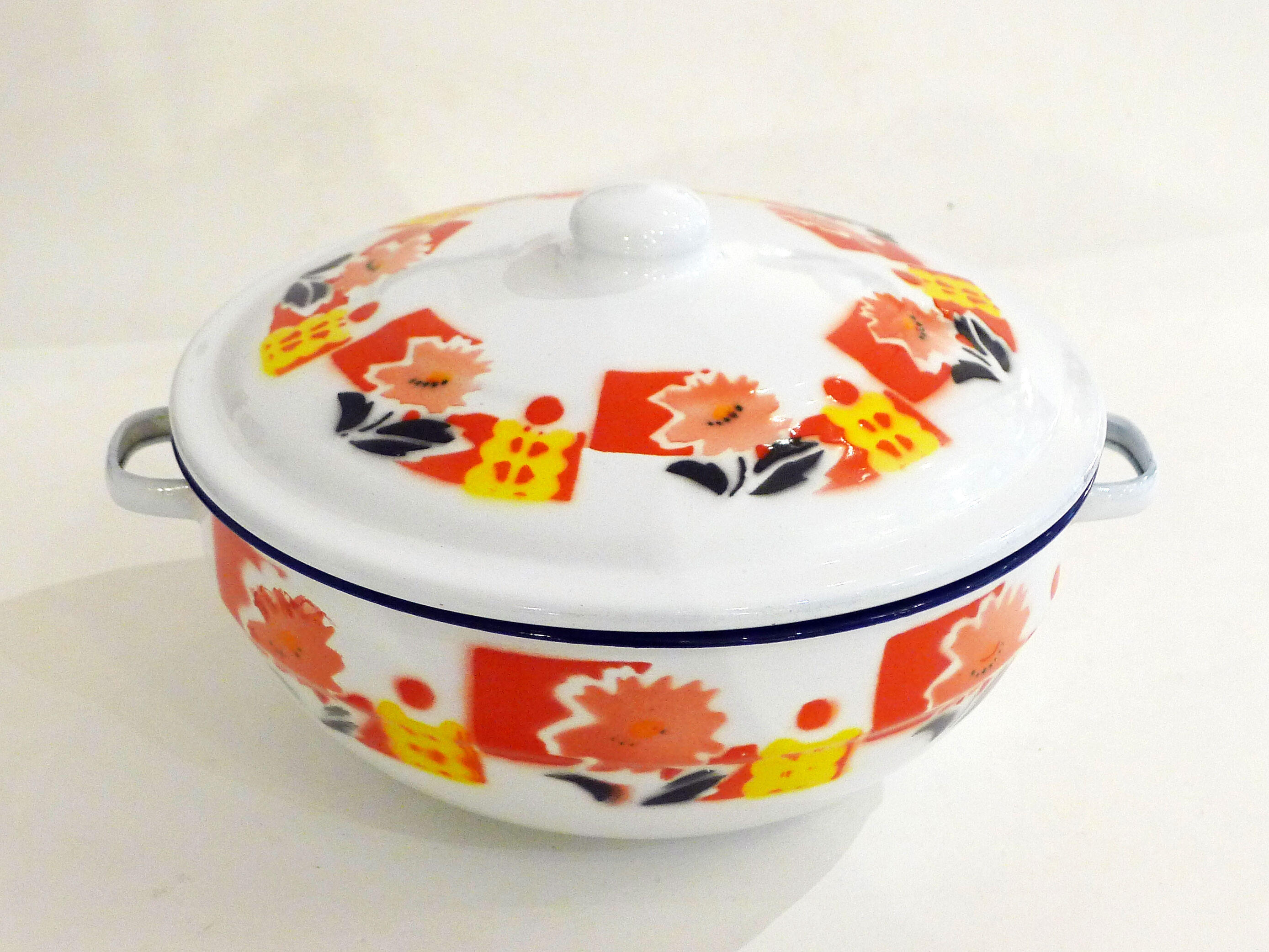 Small metal enamelled casserole China
