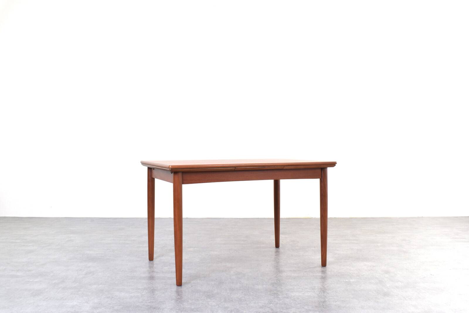 Table à manger extensible en teck danois des années 1960.