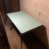 Table Formica verte et ses 2 chaises et 2 tabourets