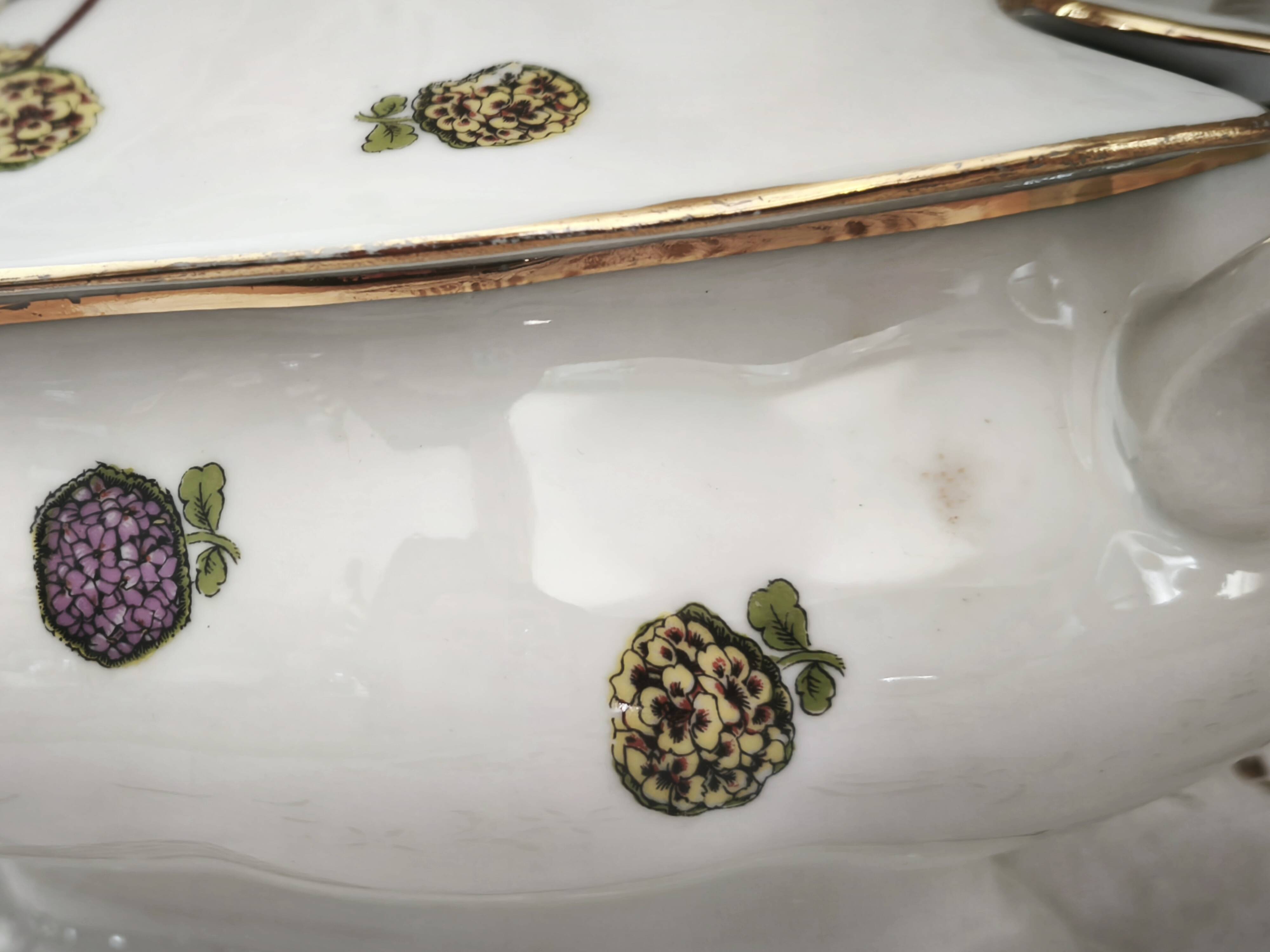 Soupière en porcelaine de Limoges décor panier d'hortensias