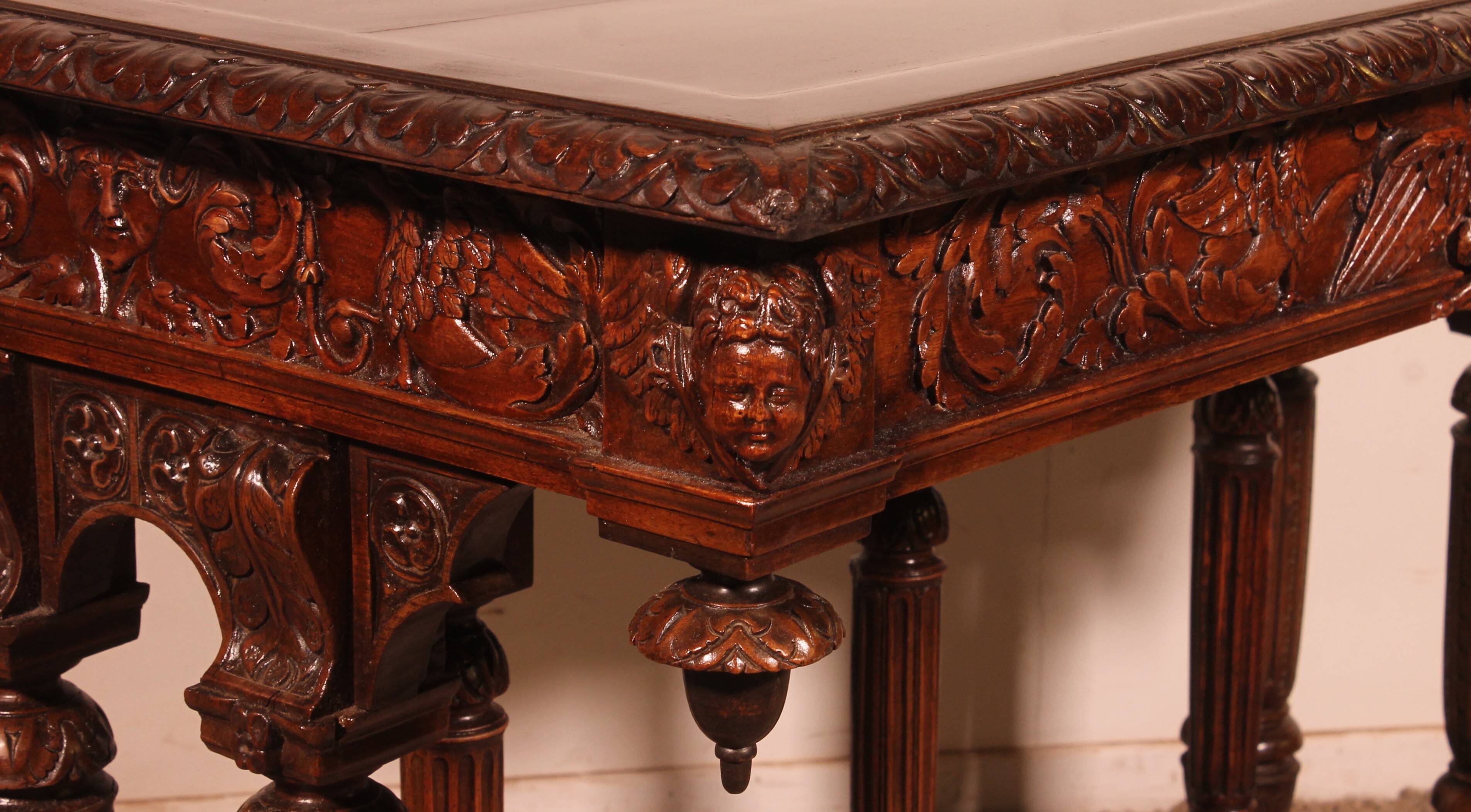 Table de milieu d'époque Renaissance en noyer