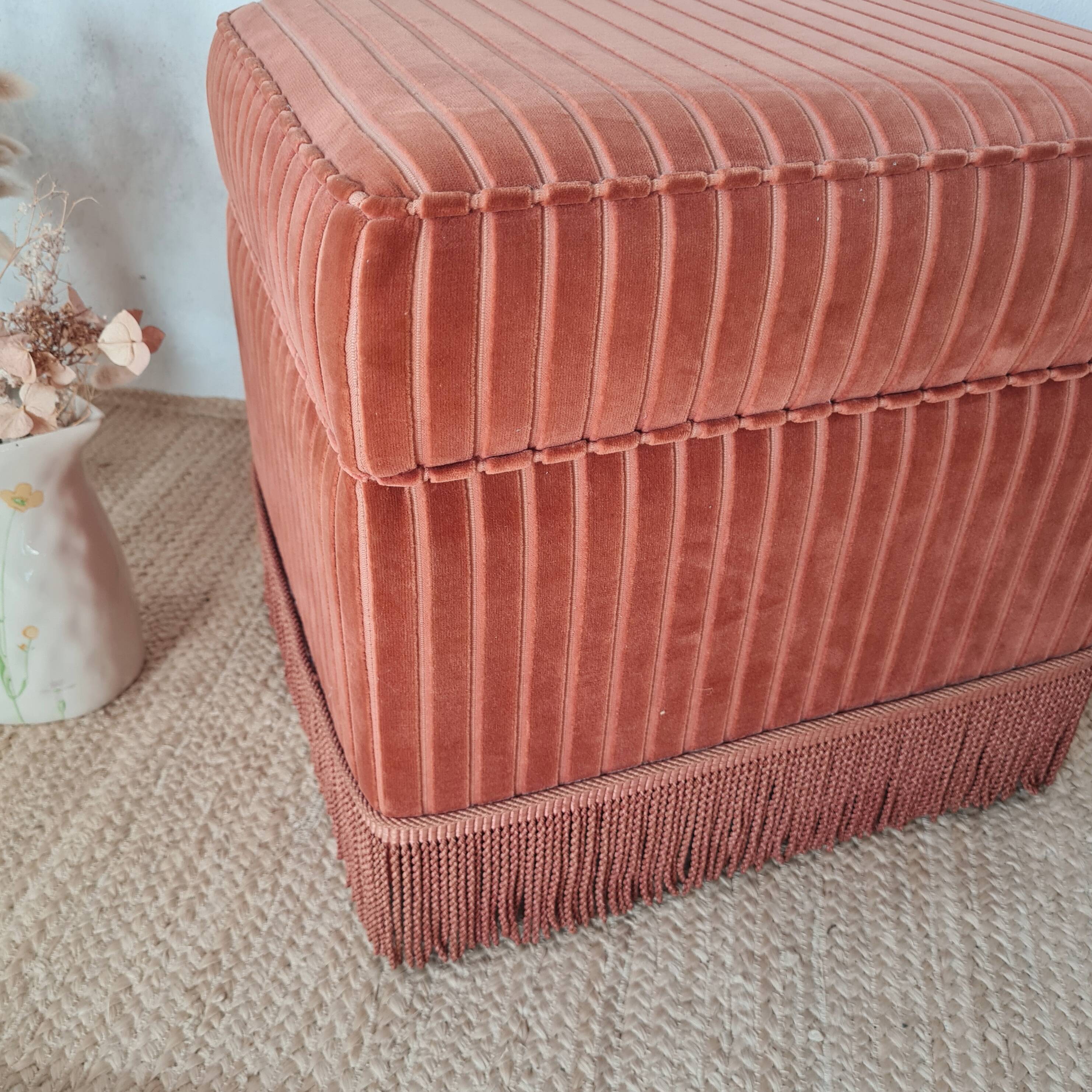Pouf coffre ancien en velours rose à rayures