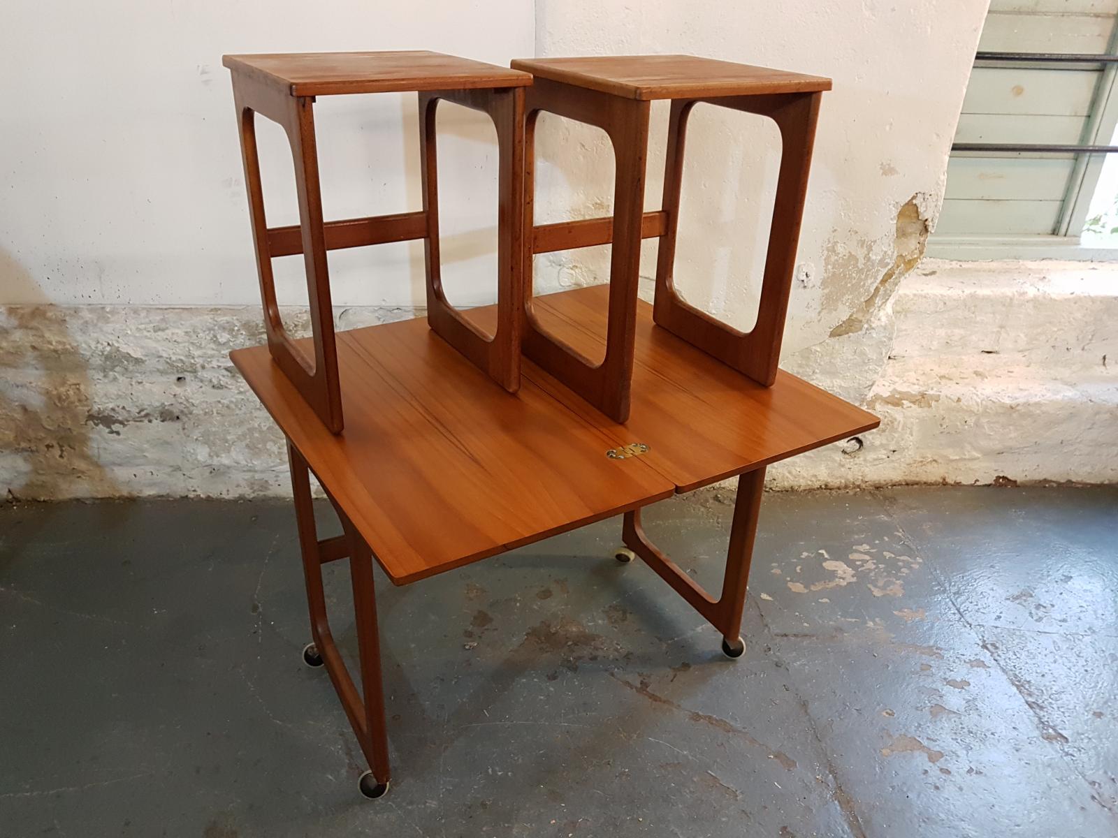 Adjustable pull-out tables of McIntosh s 1970