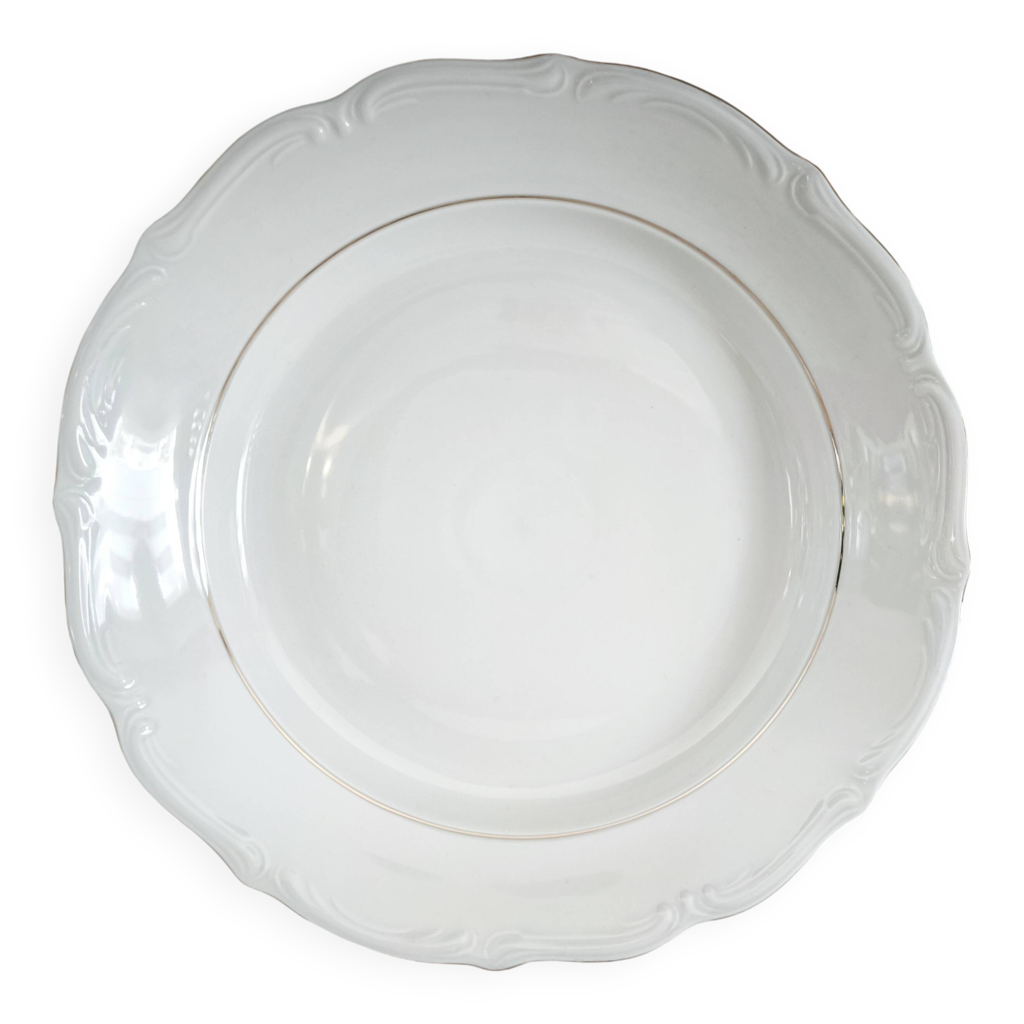 Hollow round plate in porcelain, double gold rim manufacture.