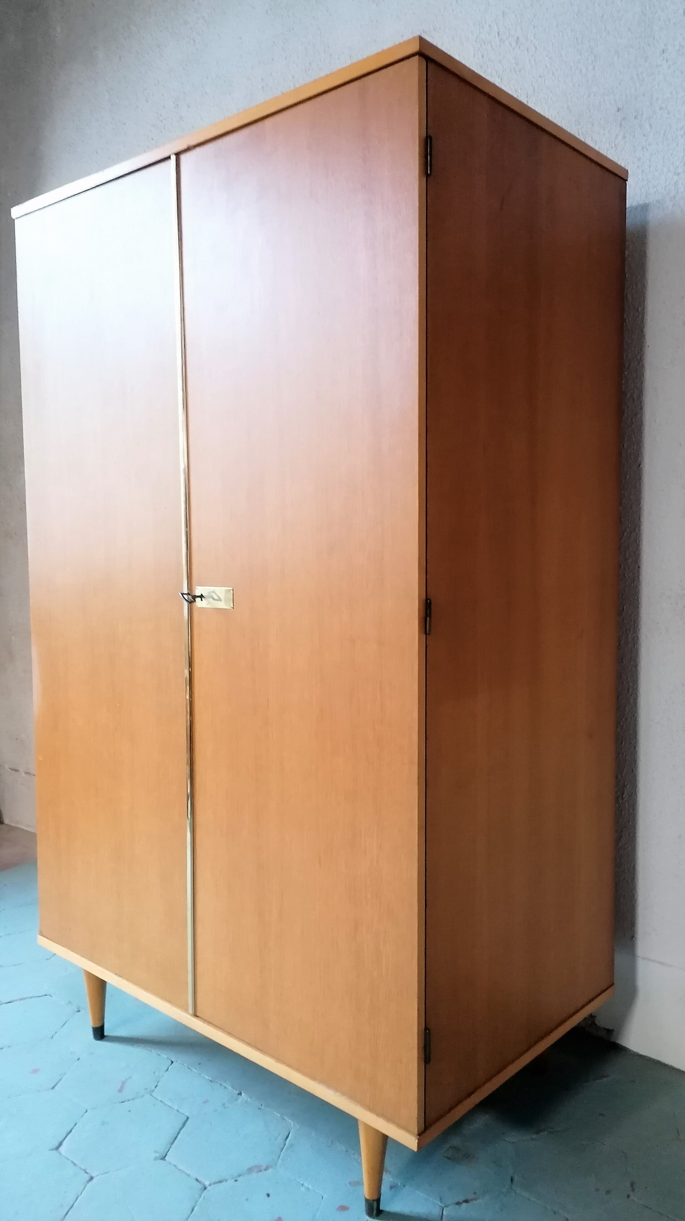 Armoire vintage
