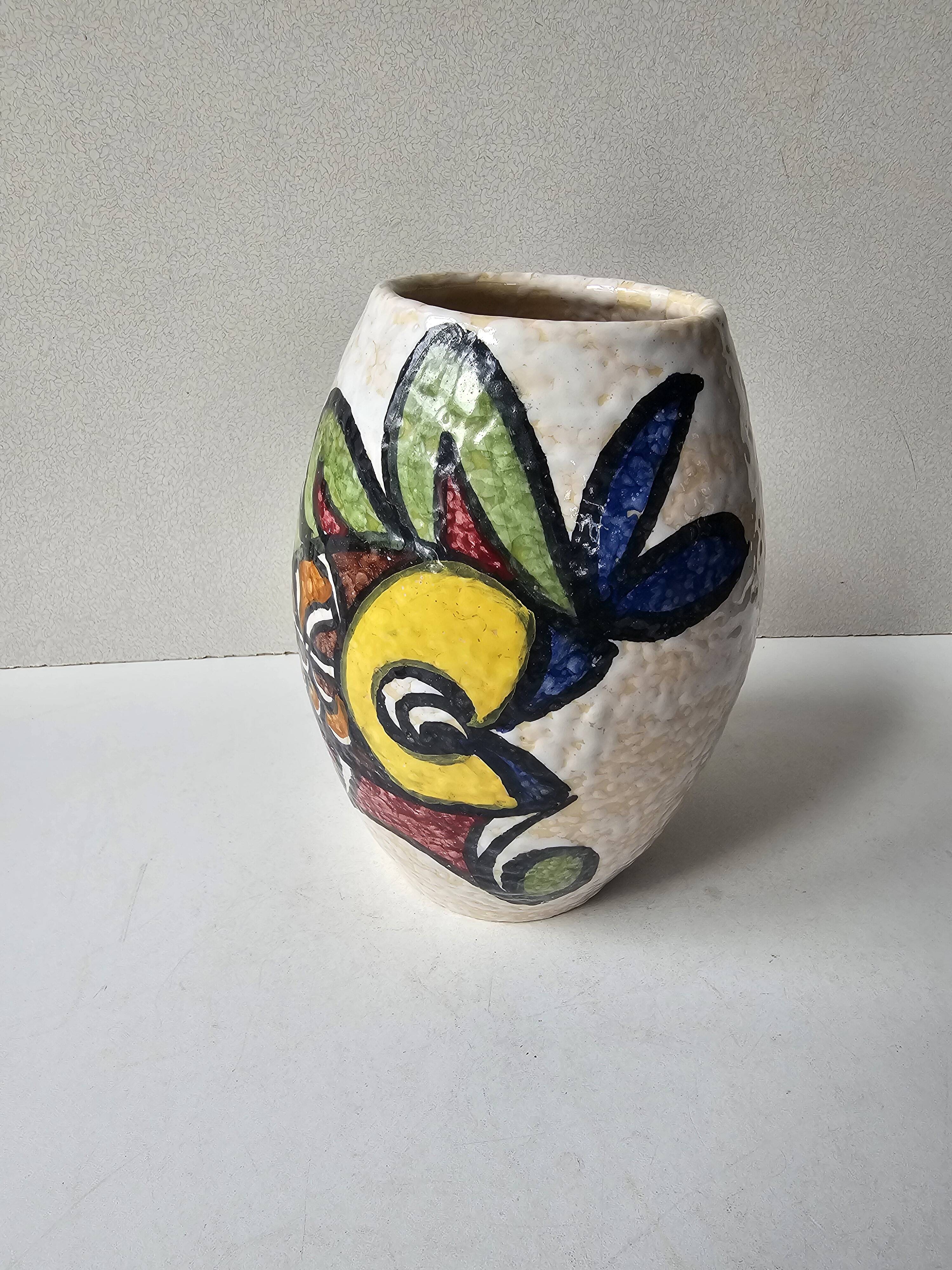 Ceramic vase with geometric pattern (Pablo Sanguino)