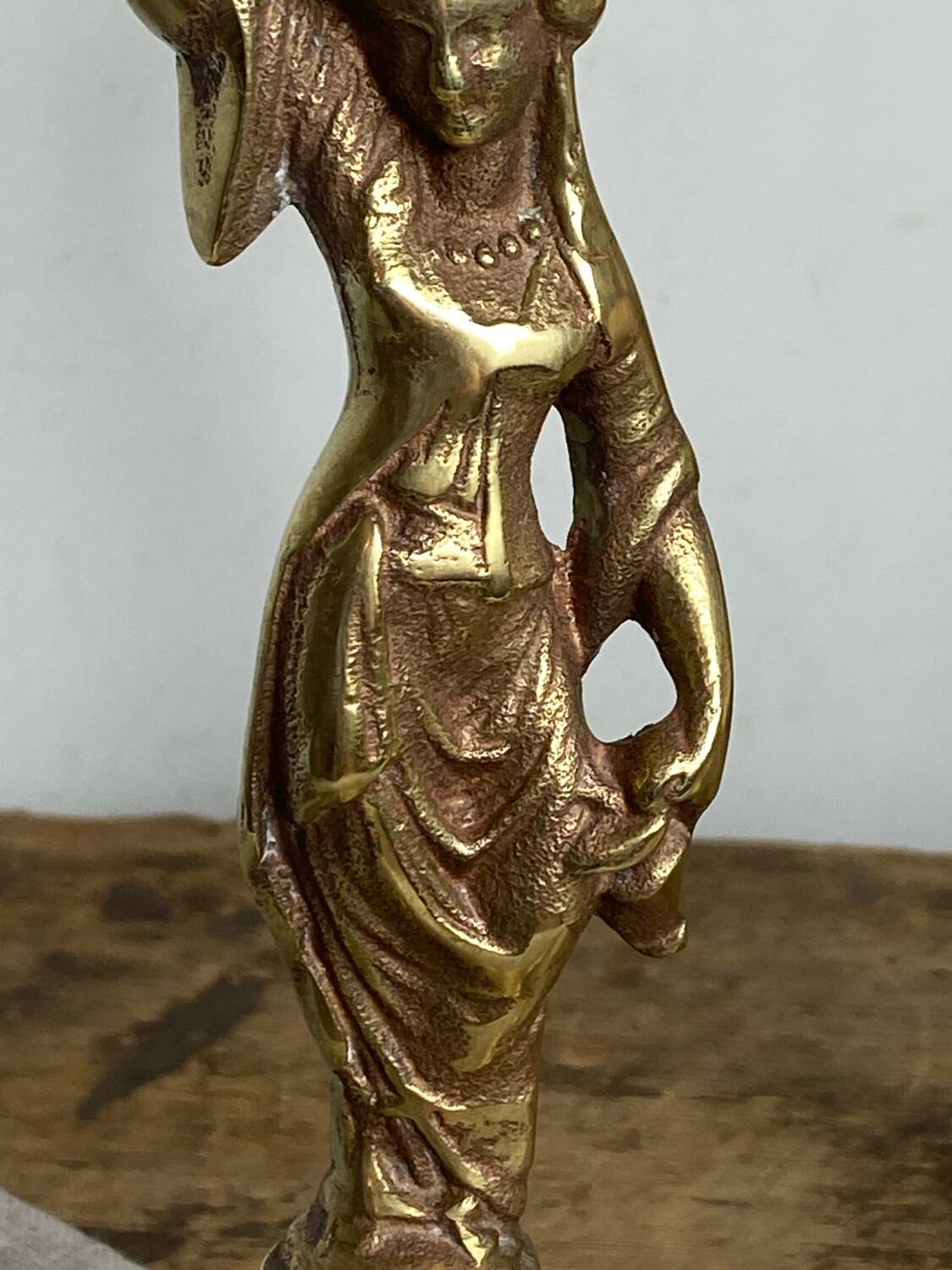 Paire de bougeoirs en bronze, porteuses d’eau