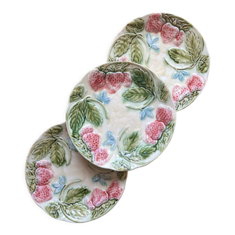 3 plates in slip decorated with strawberries Onnaing