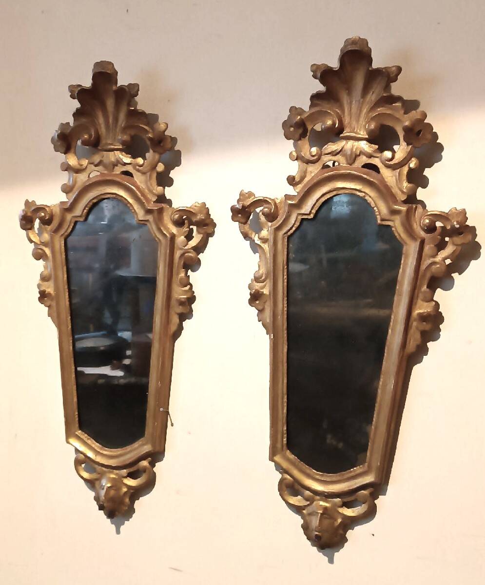Ancienne paire de miroirs en bois sculpté et doré