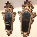 Ancienne paire de miroirs en bois sculpté et doré