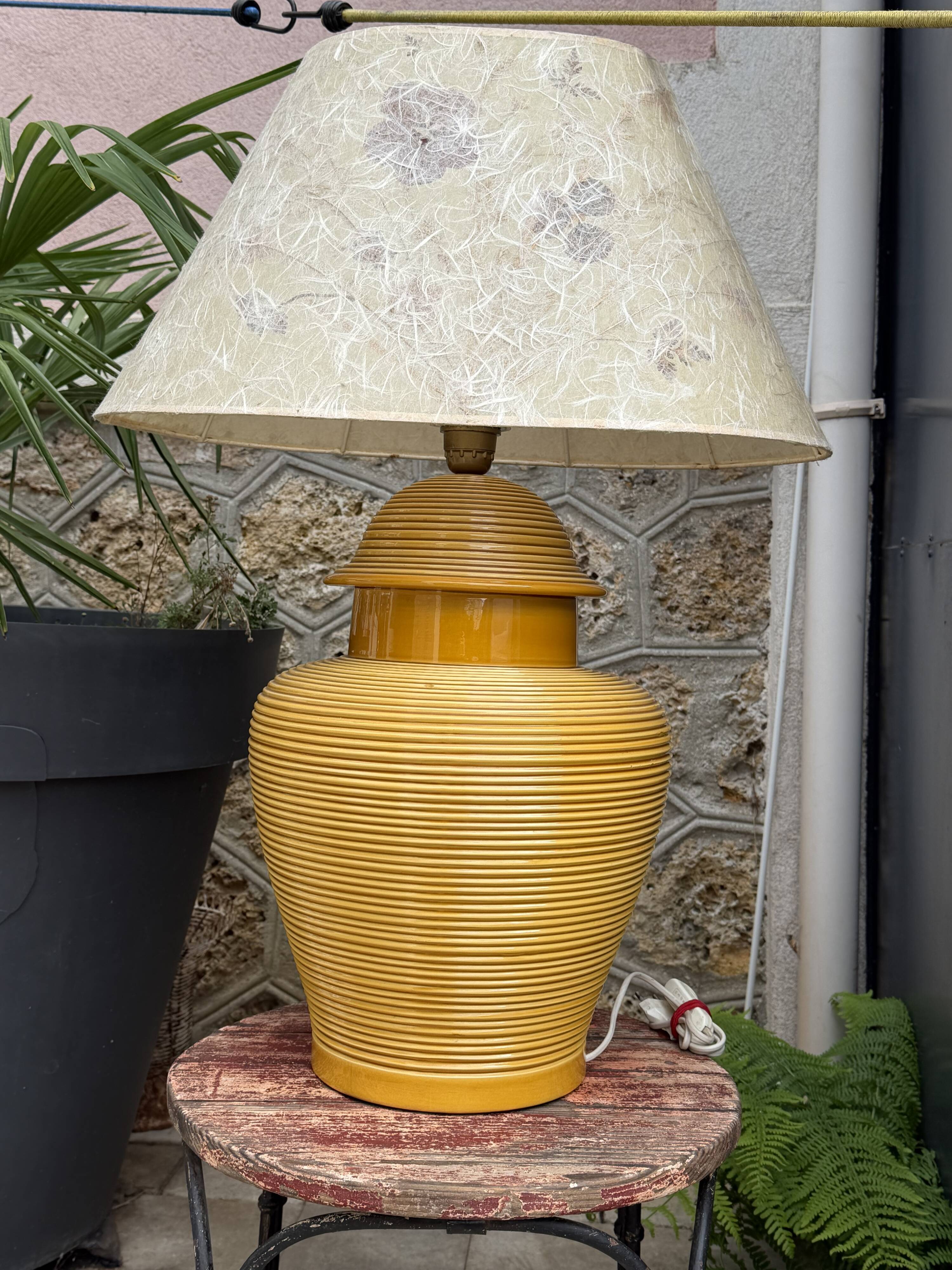 Grande lampe en céramique nervurée jaune moutarde 1970