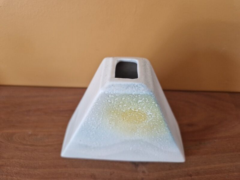 Vase en porcelaine en forme de pyramide Virebent