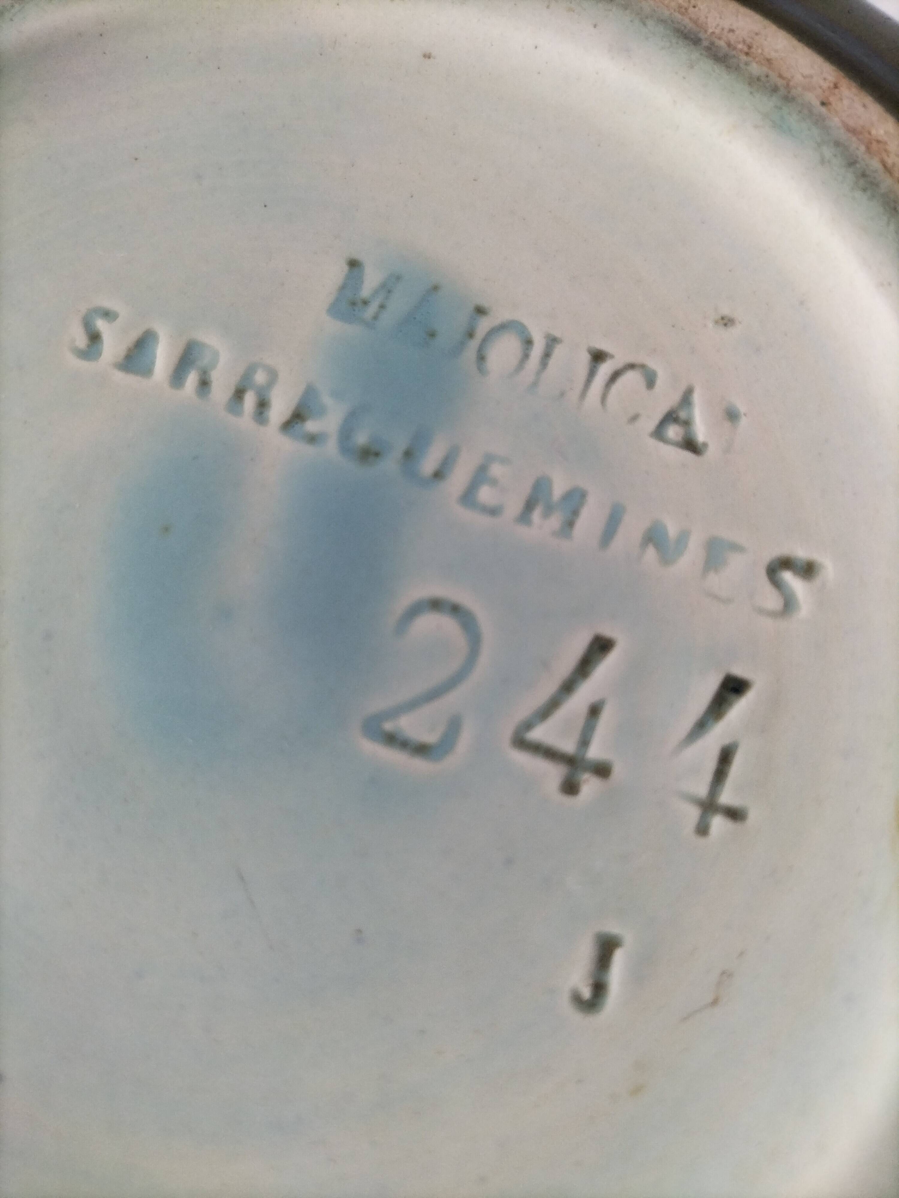 Old Sarreguemines cache-pot in Majolica style with relief decoration.