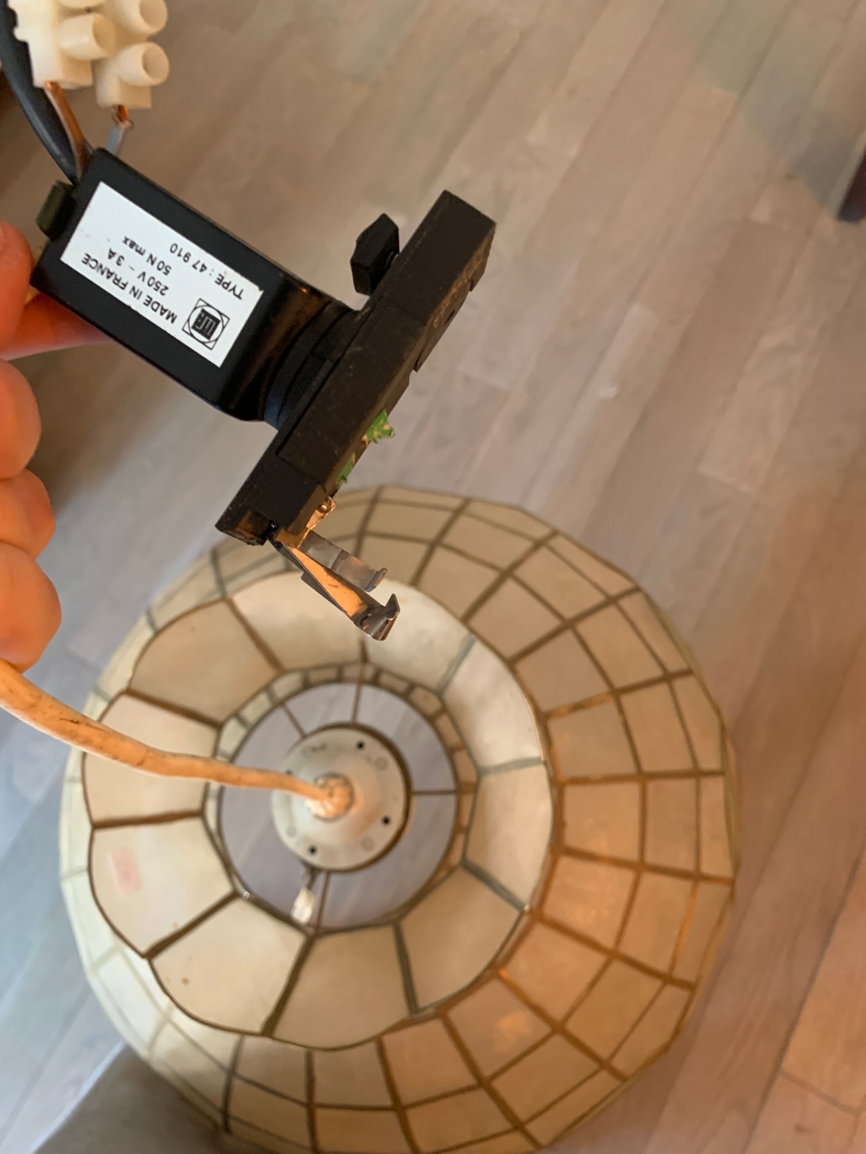 Mother-of-pearl and brass suspension