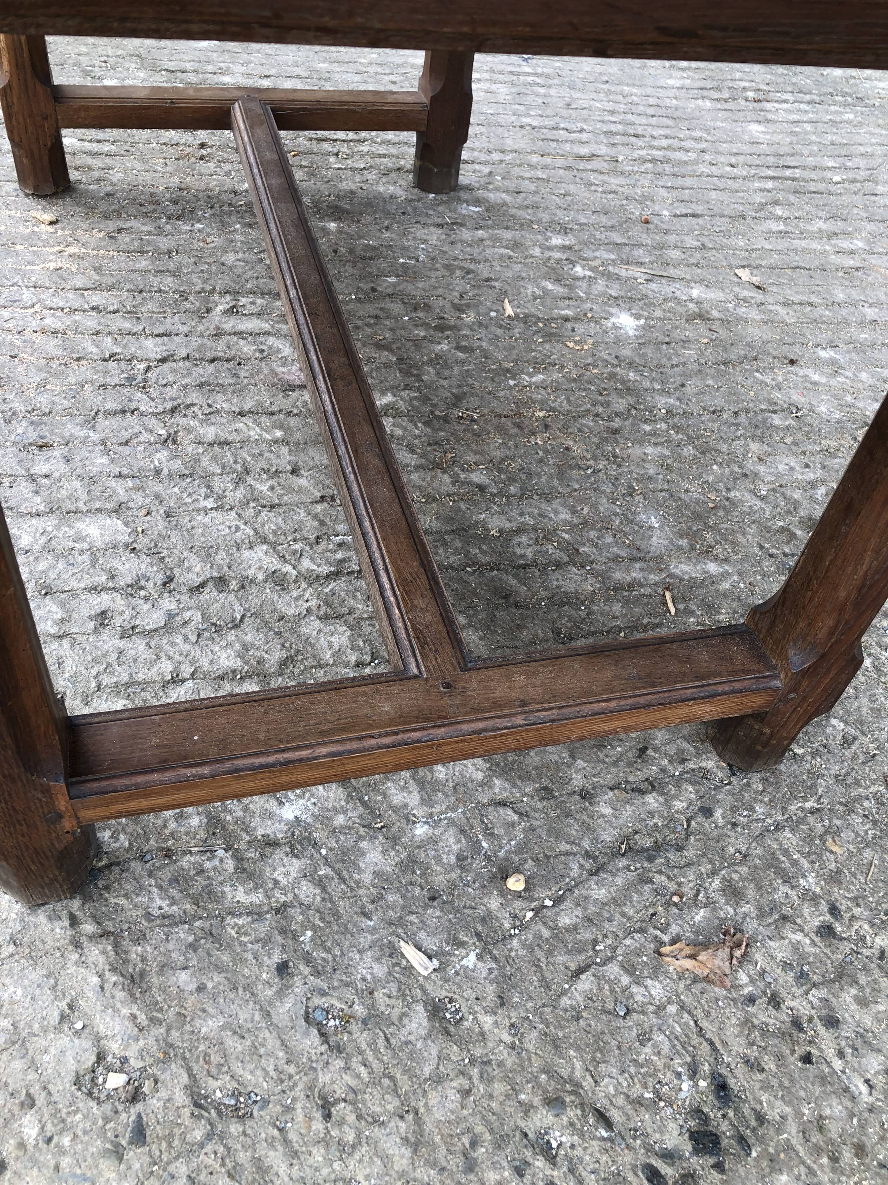 Table ancienne à barre à chat en chêne massif avec 2 tiroirs de face.