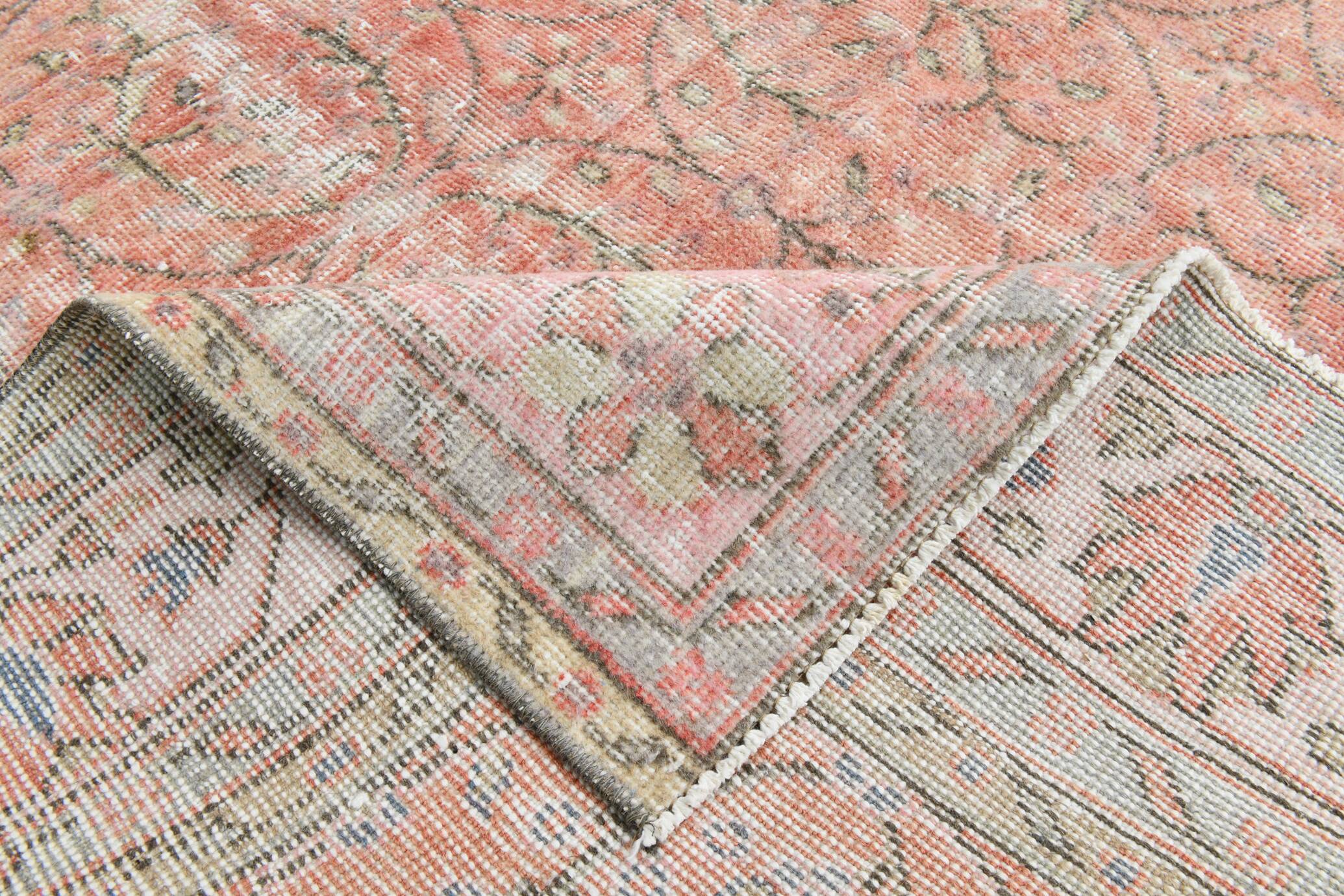 Tapis vintage à décor floral rouge et beige