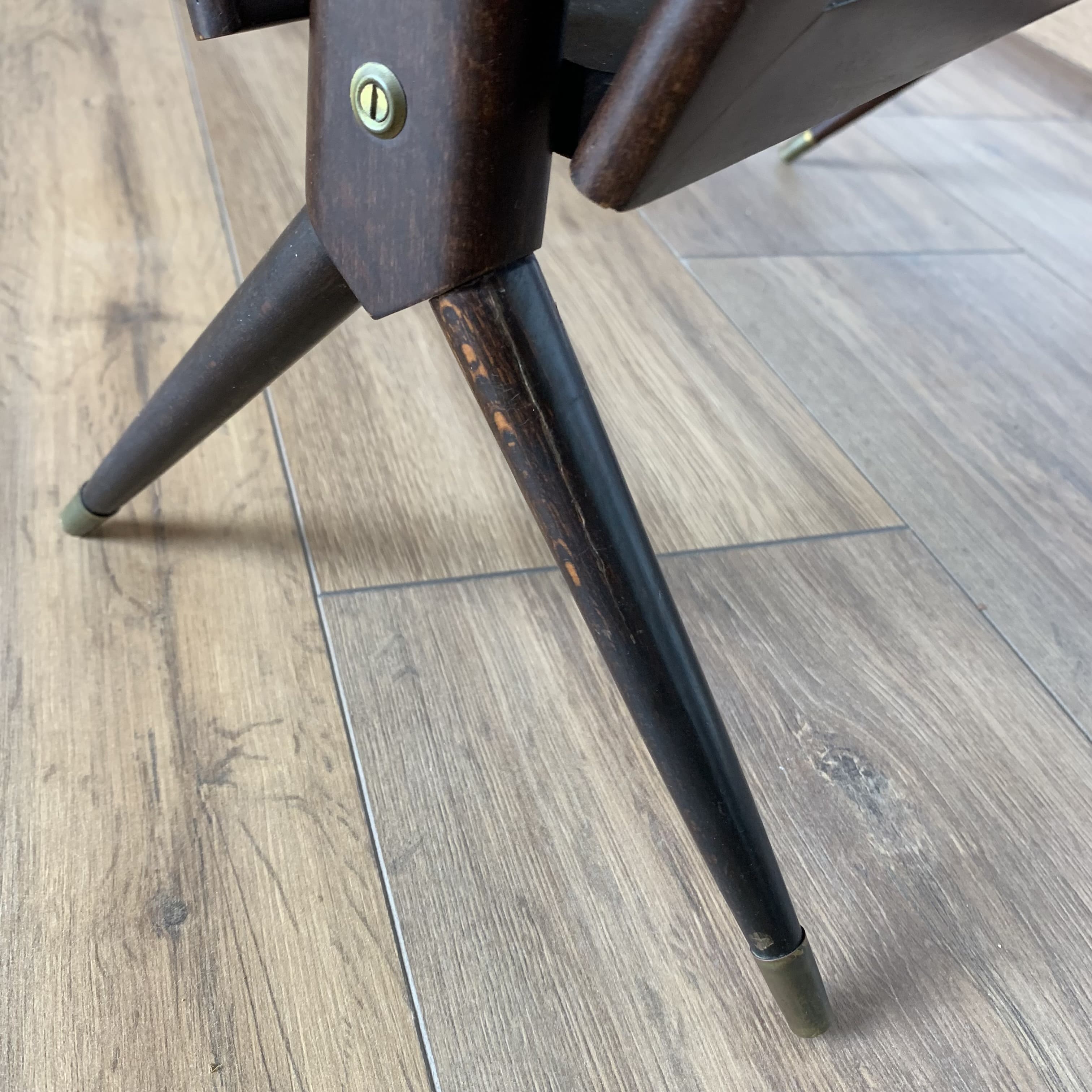 Folding magazine rack