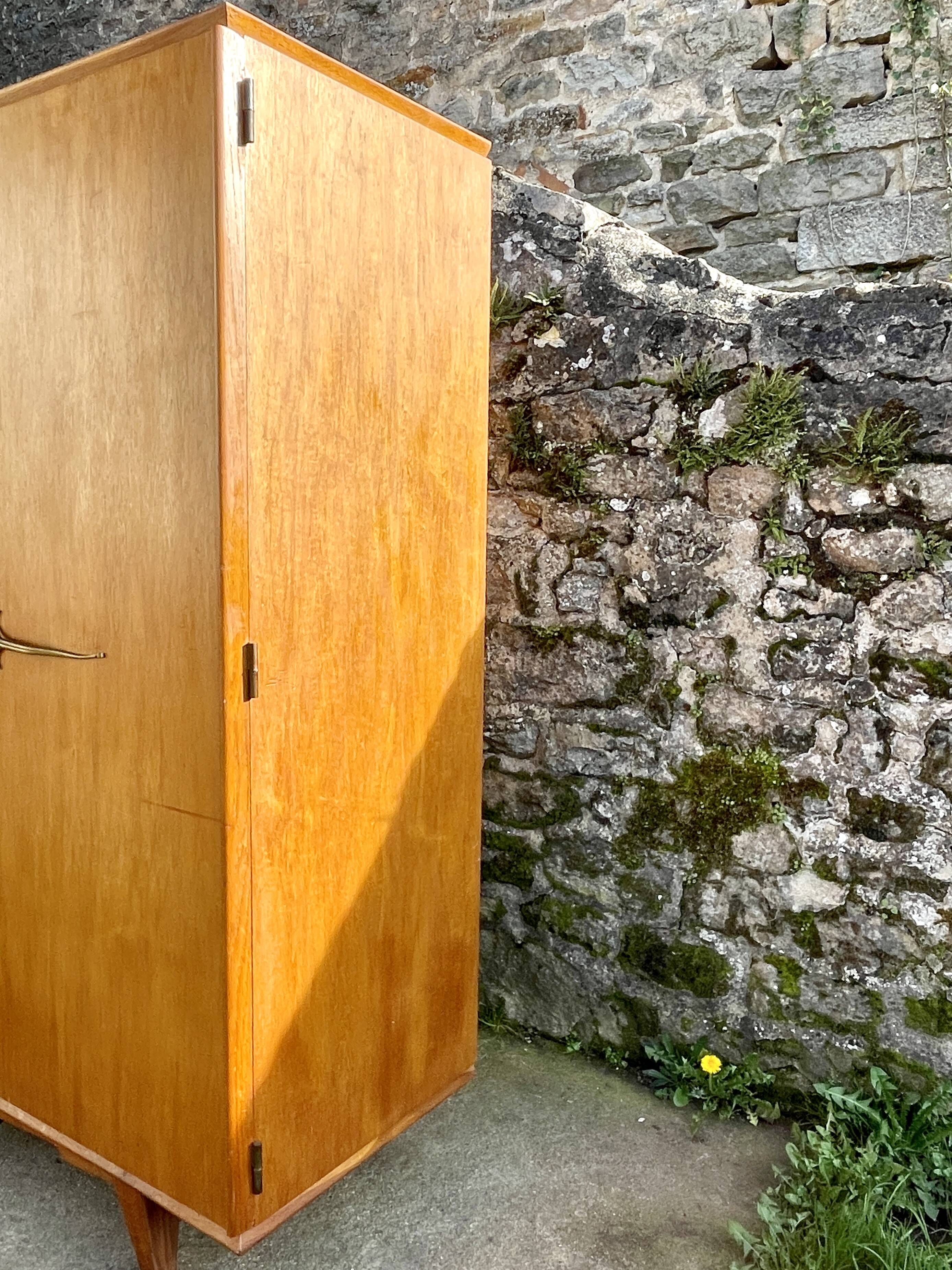 Armoire en chêne 3 portes miroir pieds compas