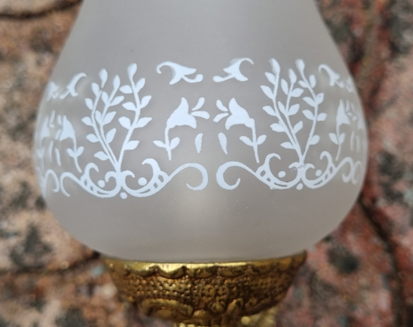 Paire d'appliques murales bronze et globe en verre dépoli, début XXème