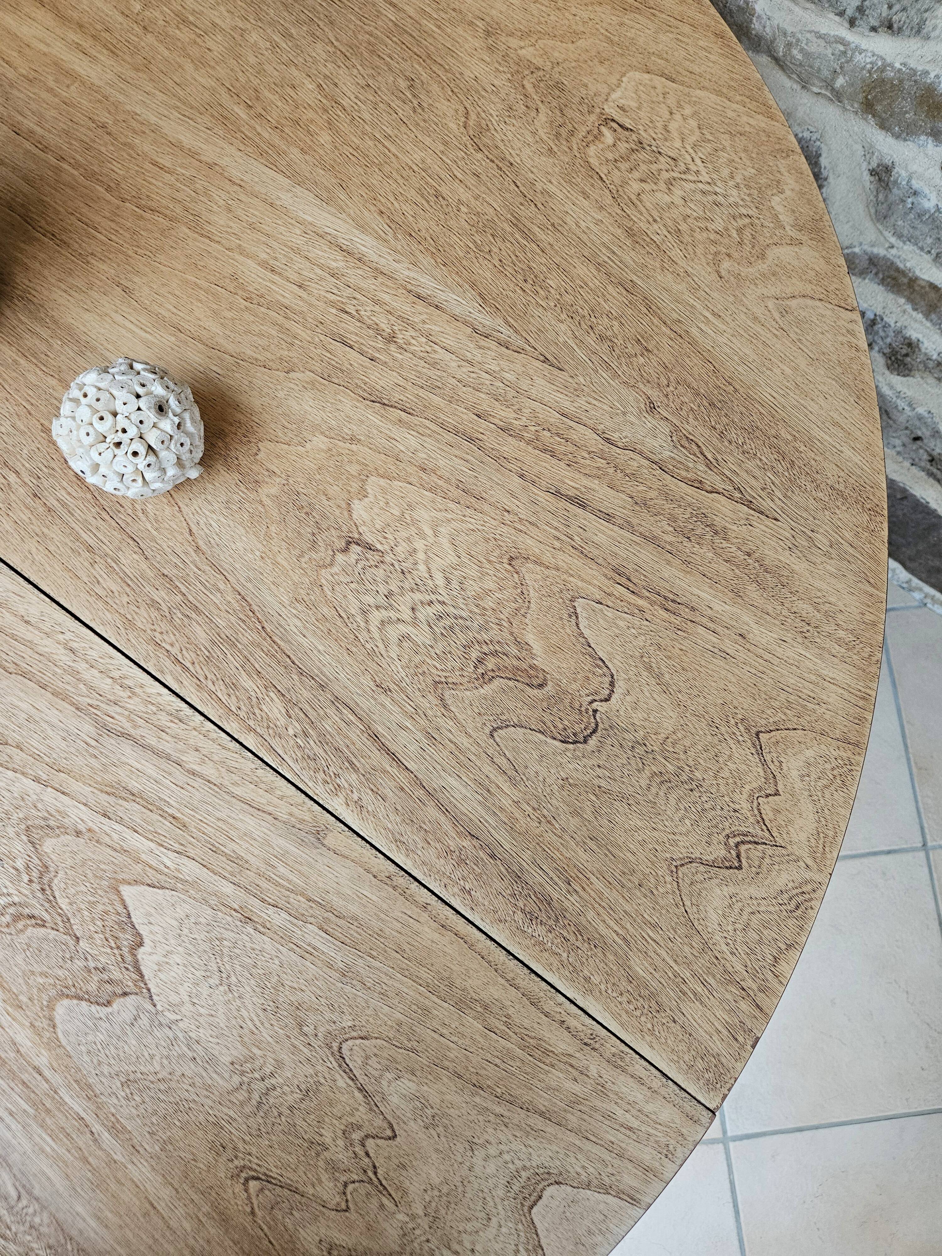 Baumann style round table