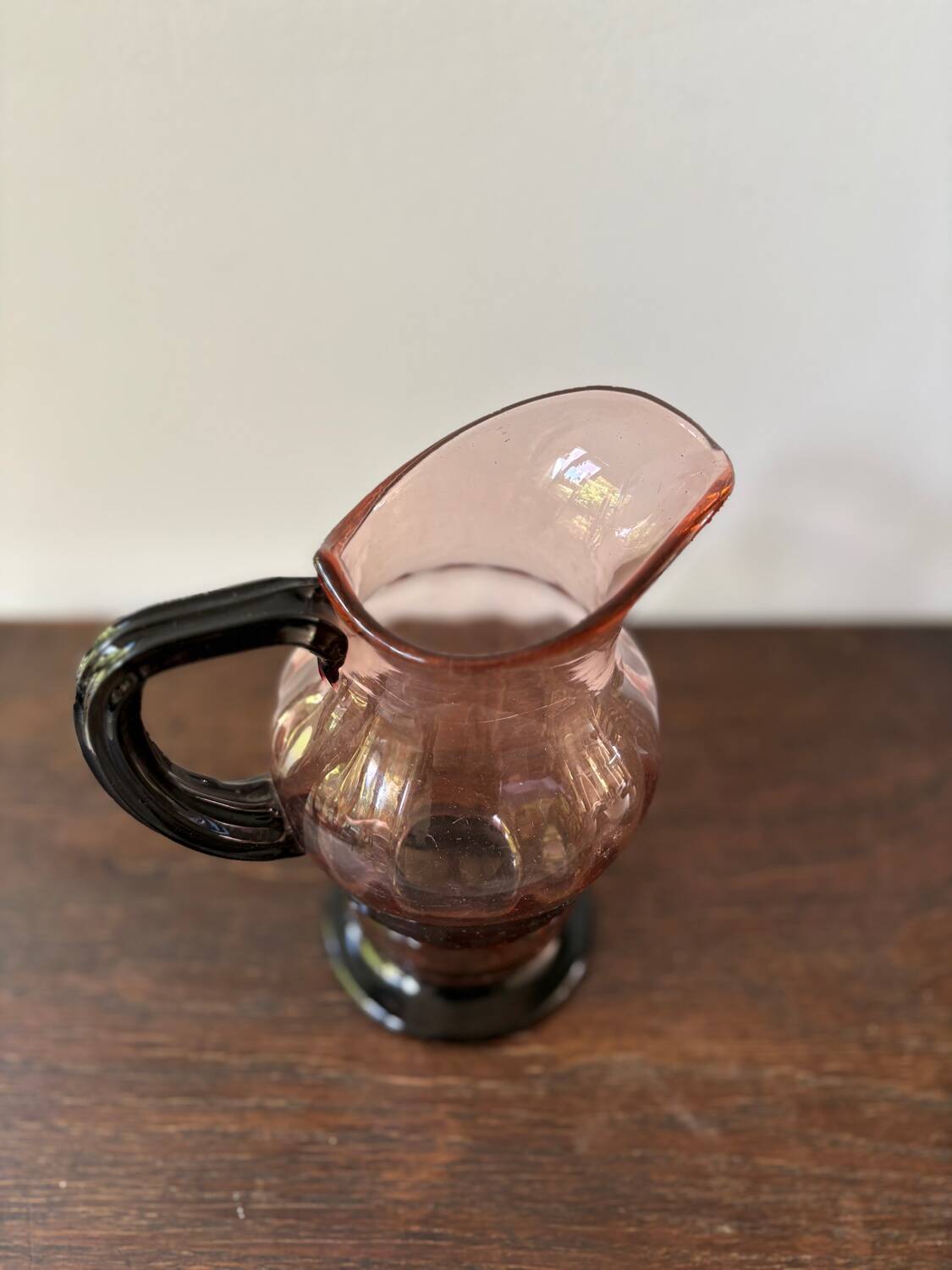 Pichet Art déco en verre rose et noir, années 20-30