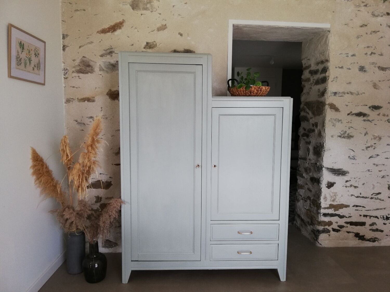 Asymmetrical cabinet